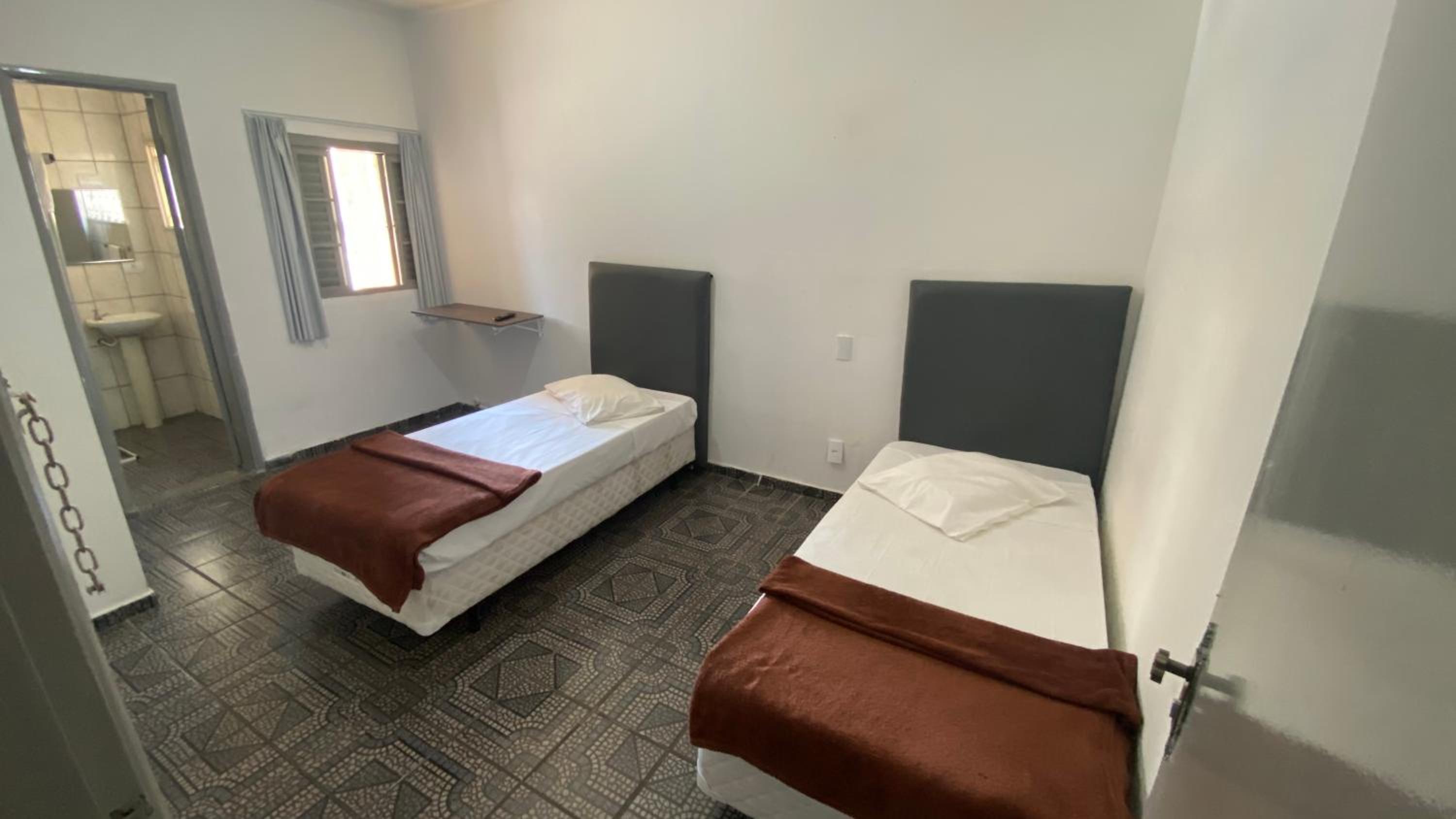 Twin Room - Photo 3