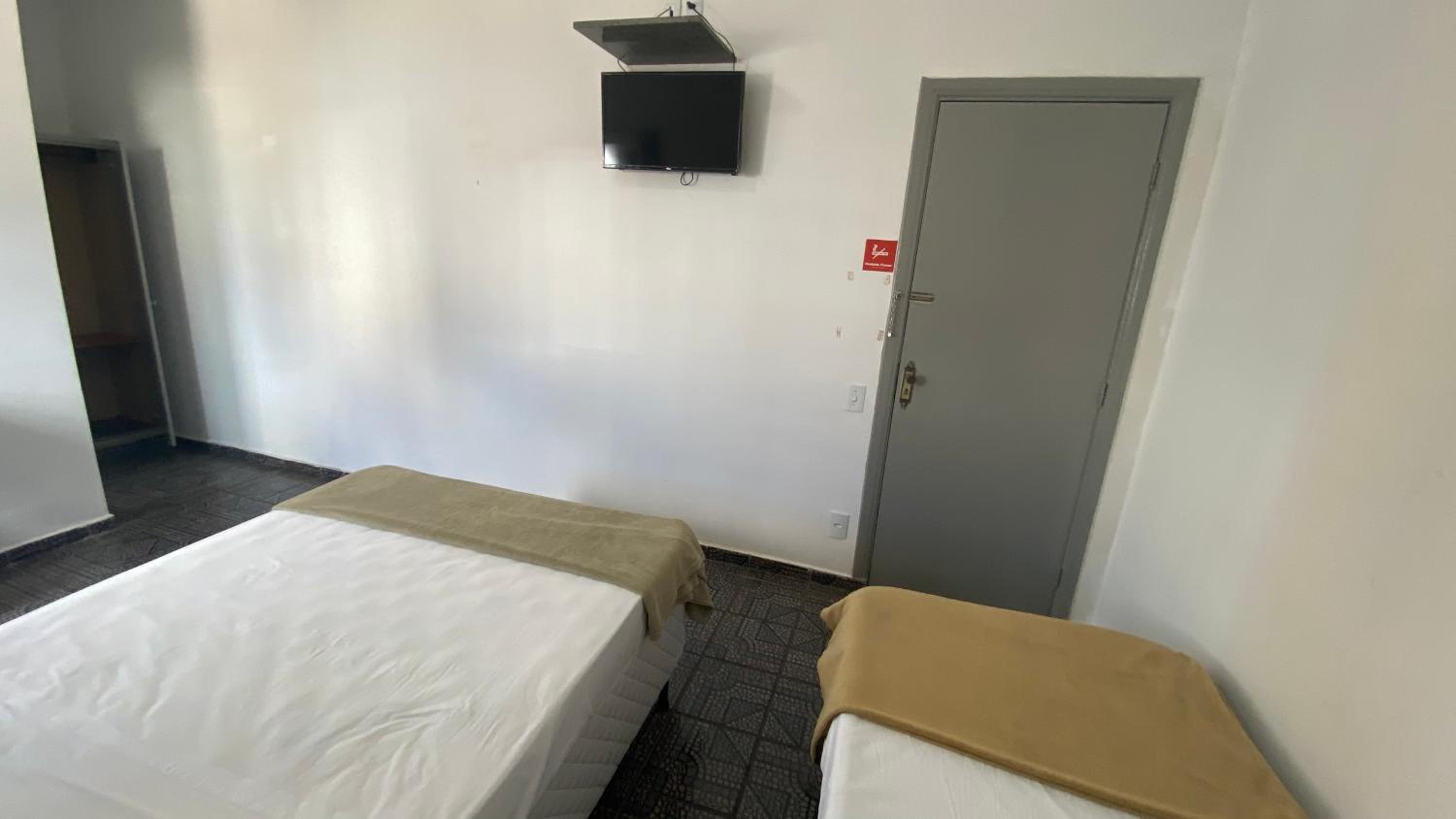 Triple Room with Private Bathroom - Photo 2