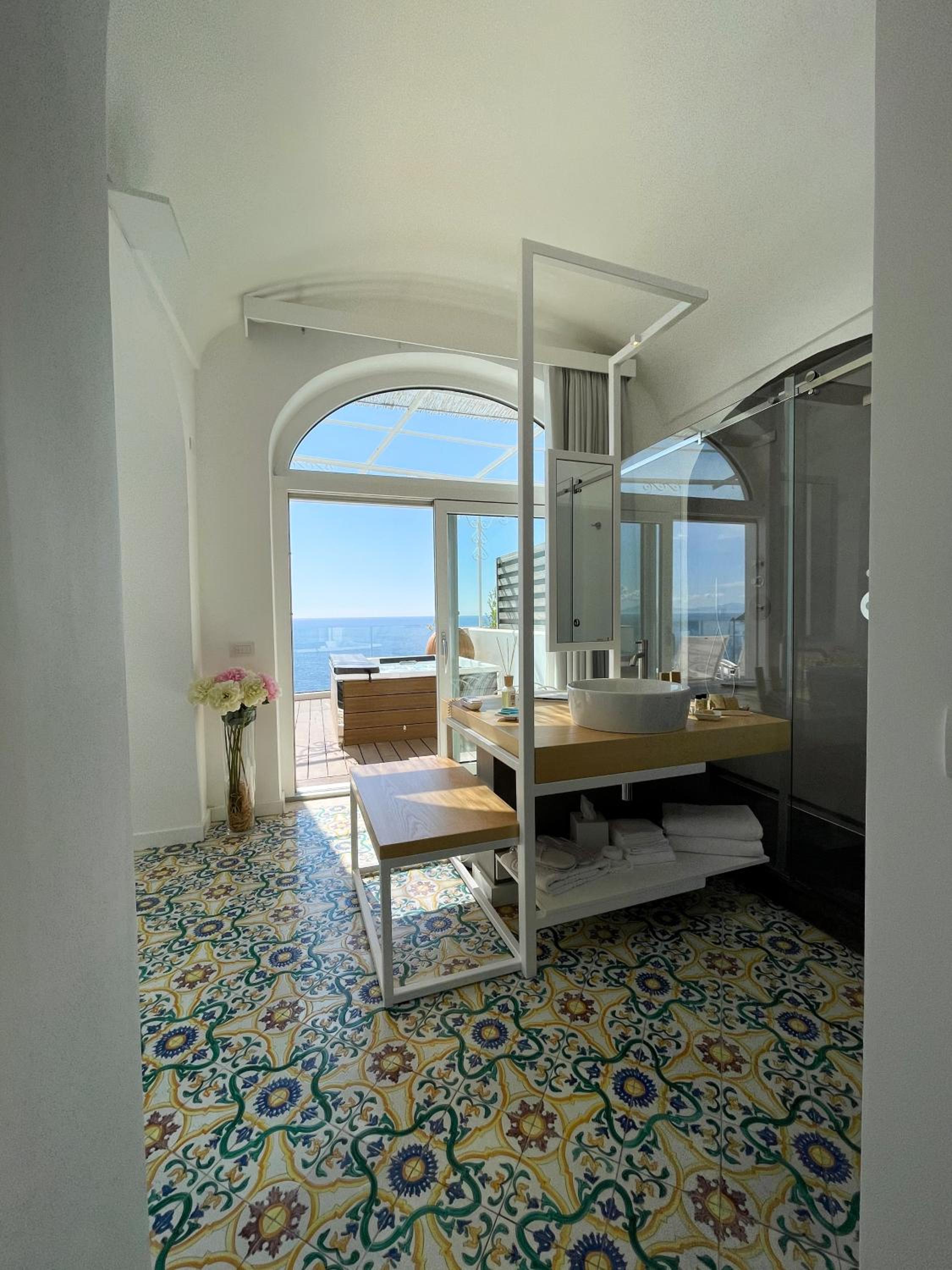 Deluxe Suite with Spa Bath photo 2