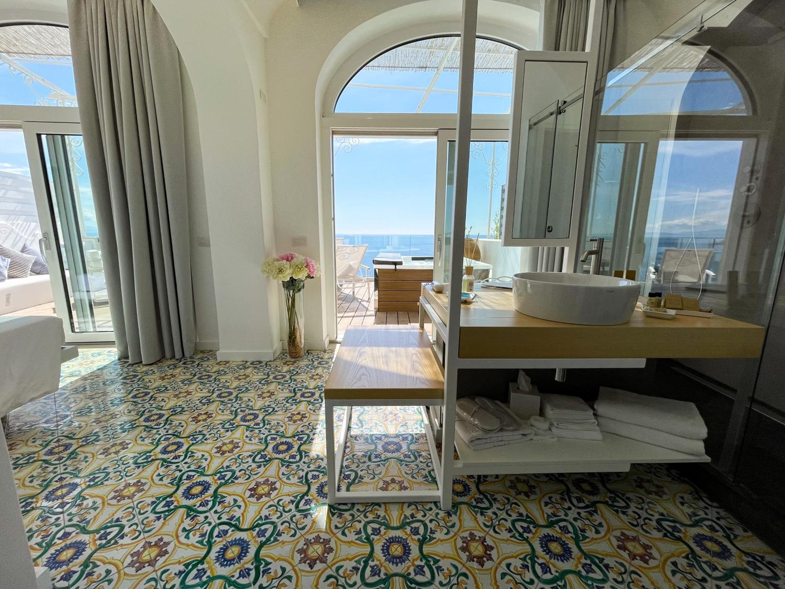 Deluxe Suite with Spa Bath photo 3