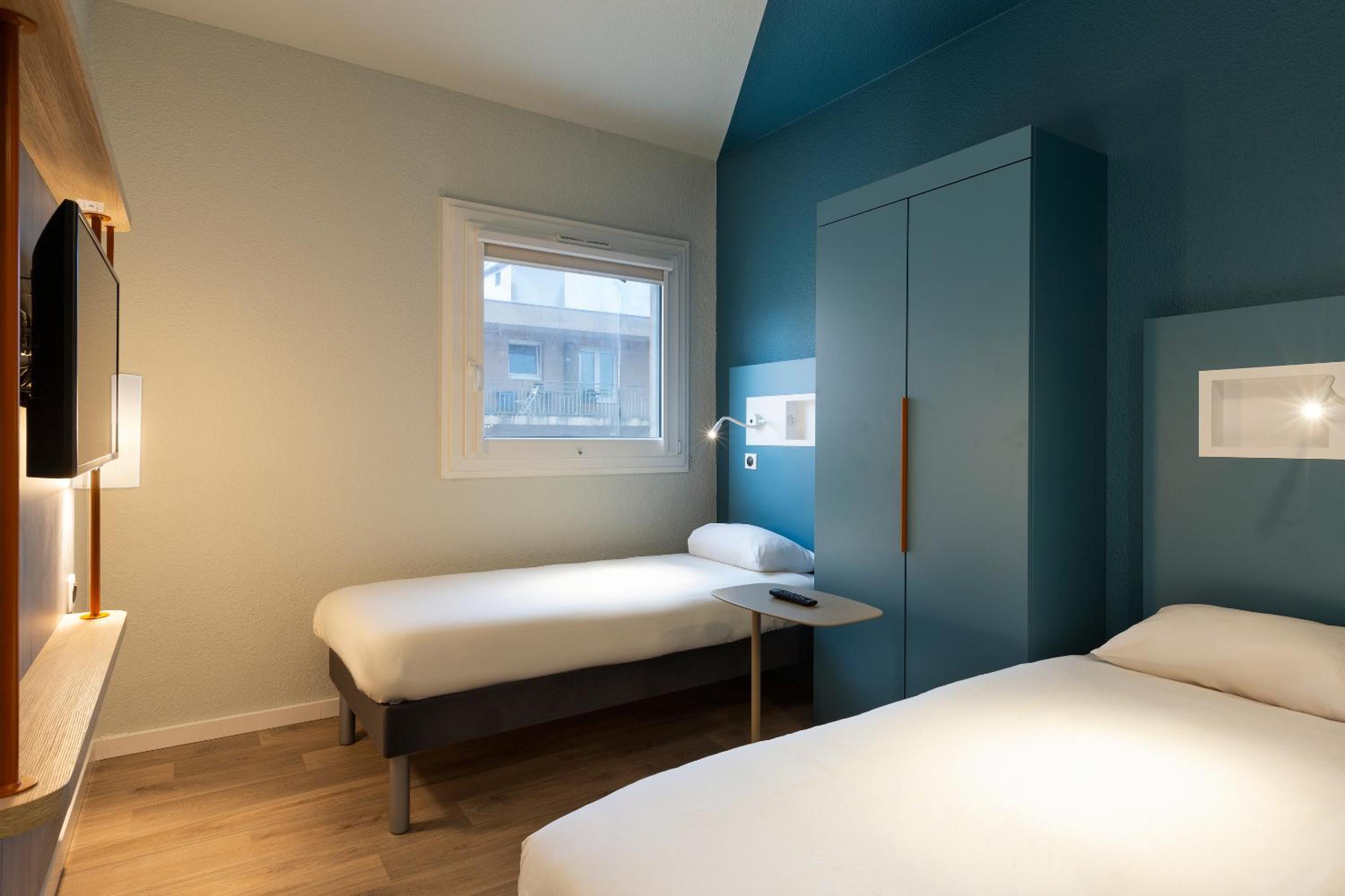Classic Room with One Double Bed and One Single Bed - Photo 2