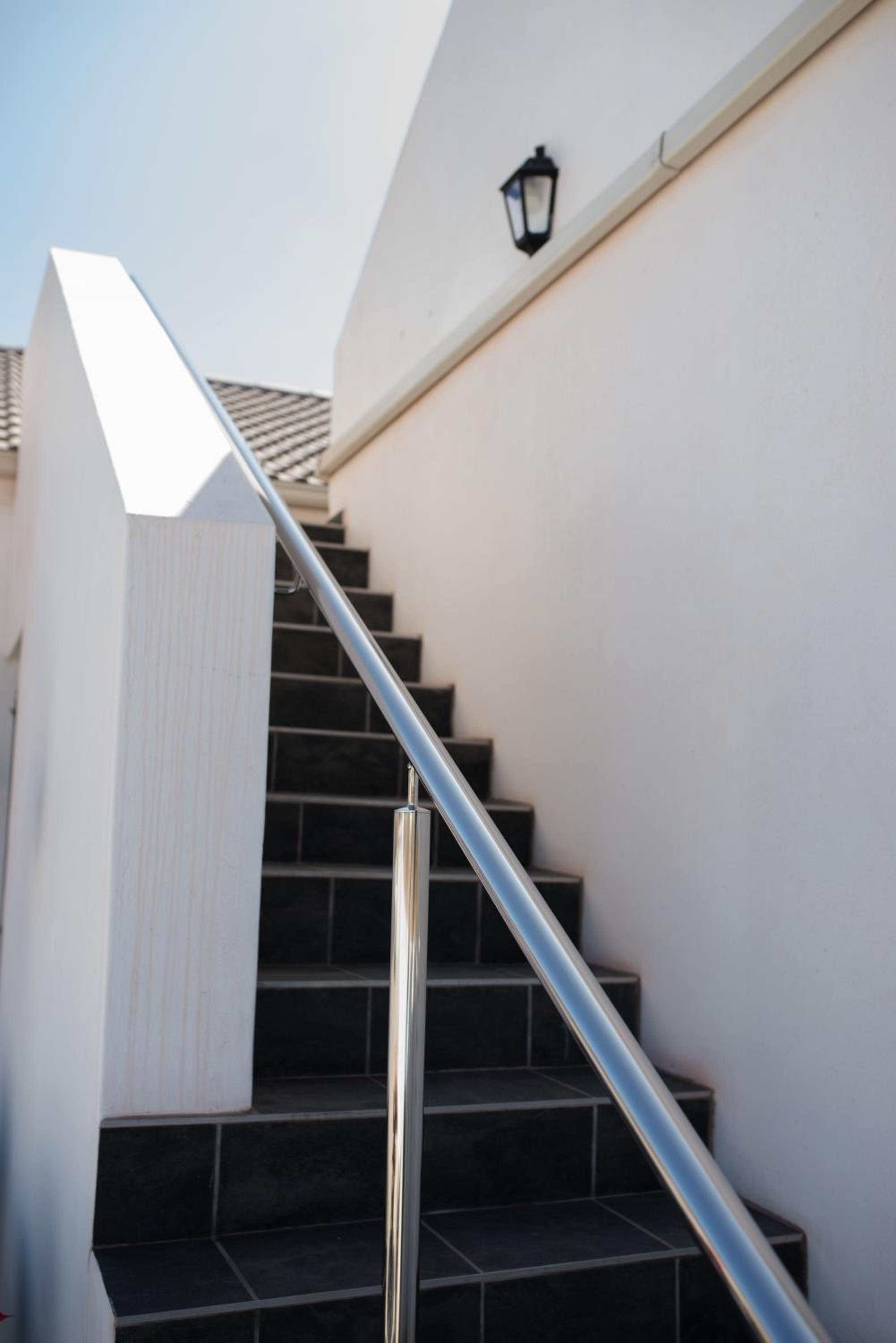 Apartment with Balcony and Sea View - Photo 6