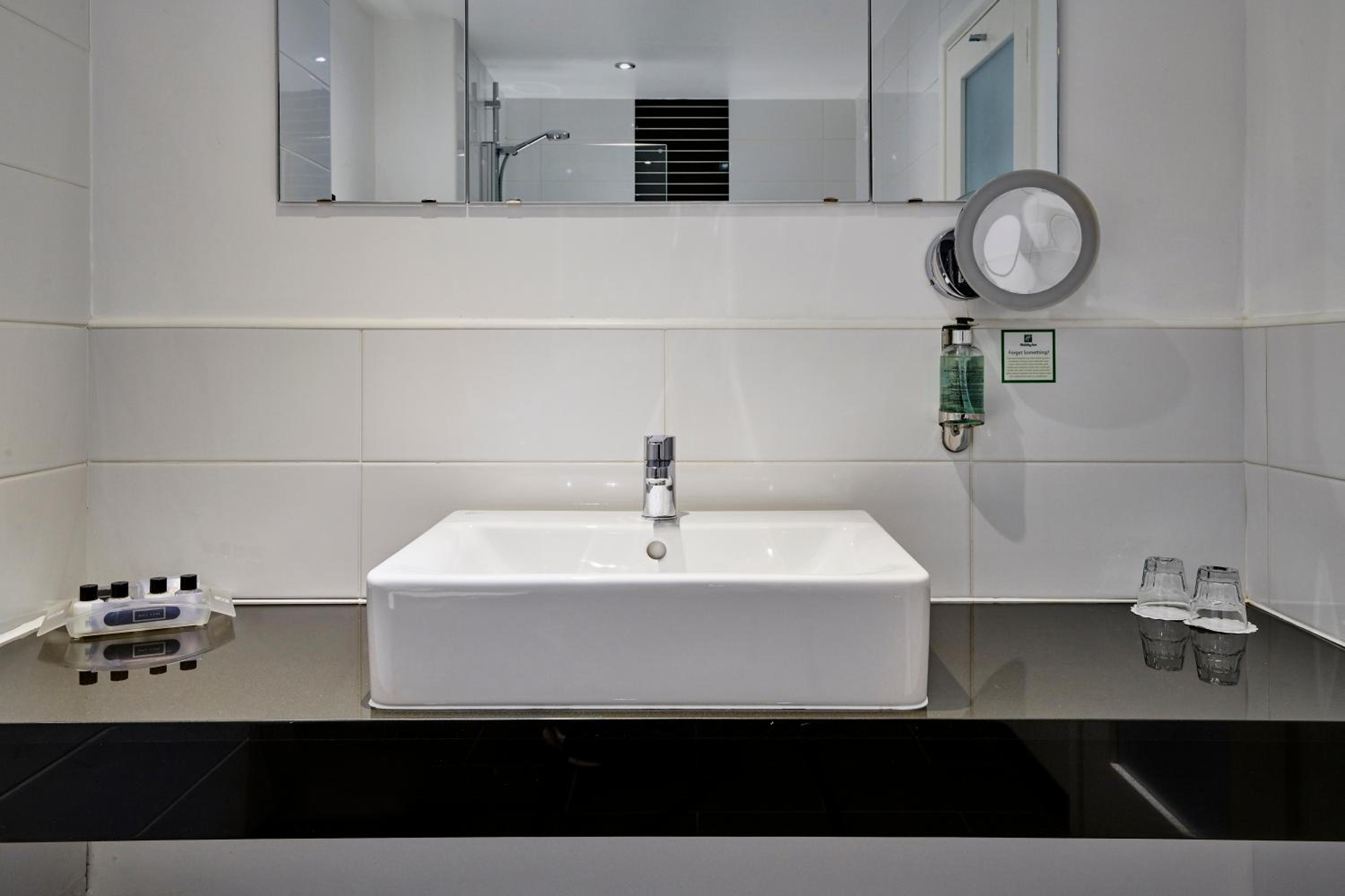 Standard King Room - Disability Access - Photo 4