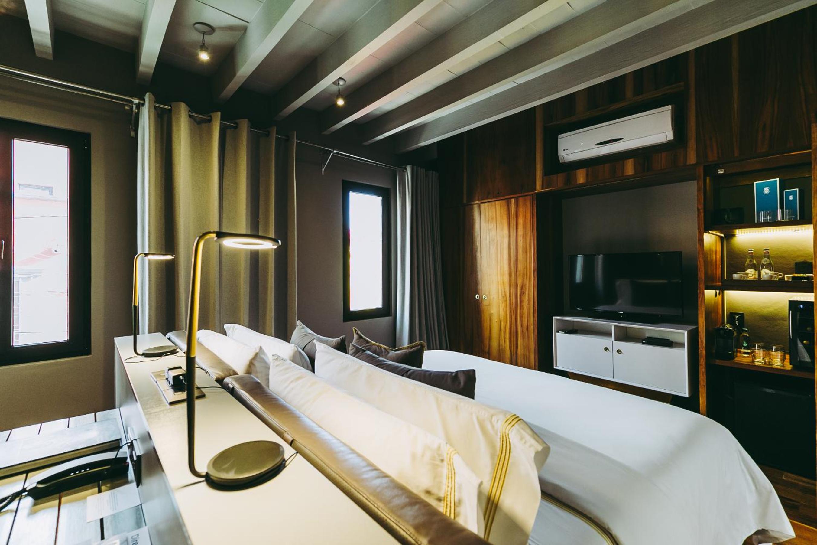 Signature Suite - Photo 24