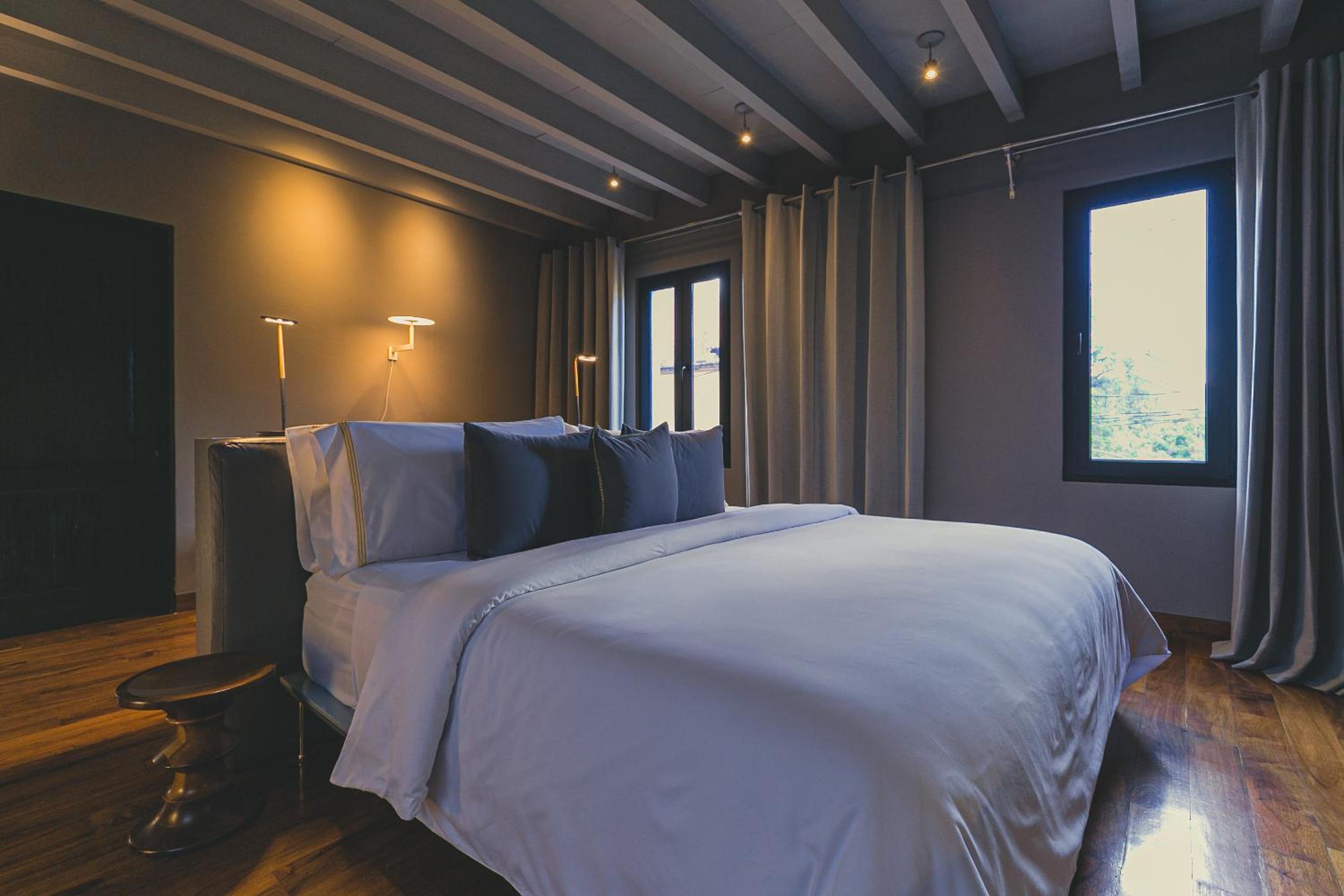 Signature Suite - Photo 2