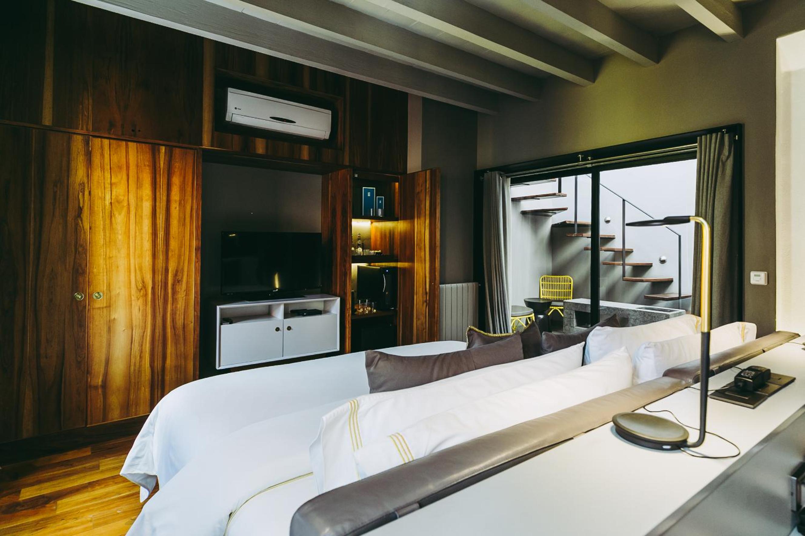 Signature Suite - Photo 22
