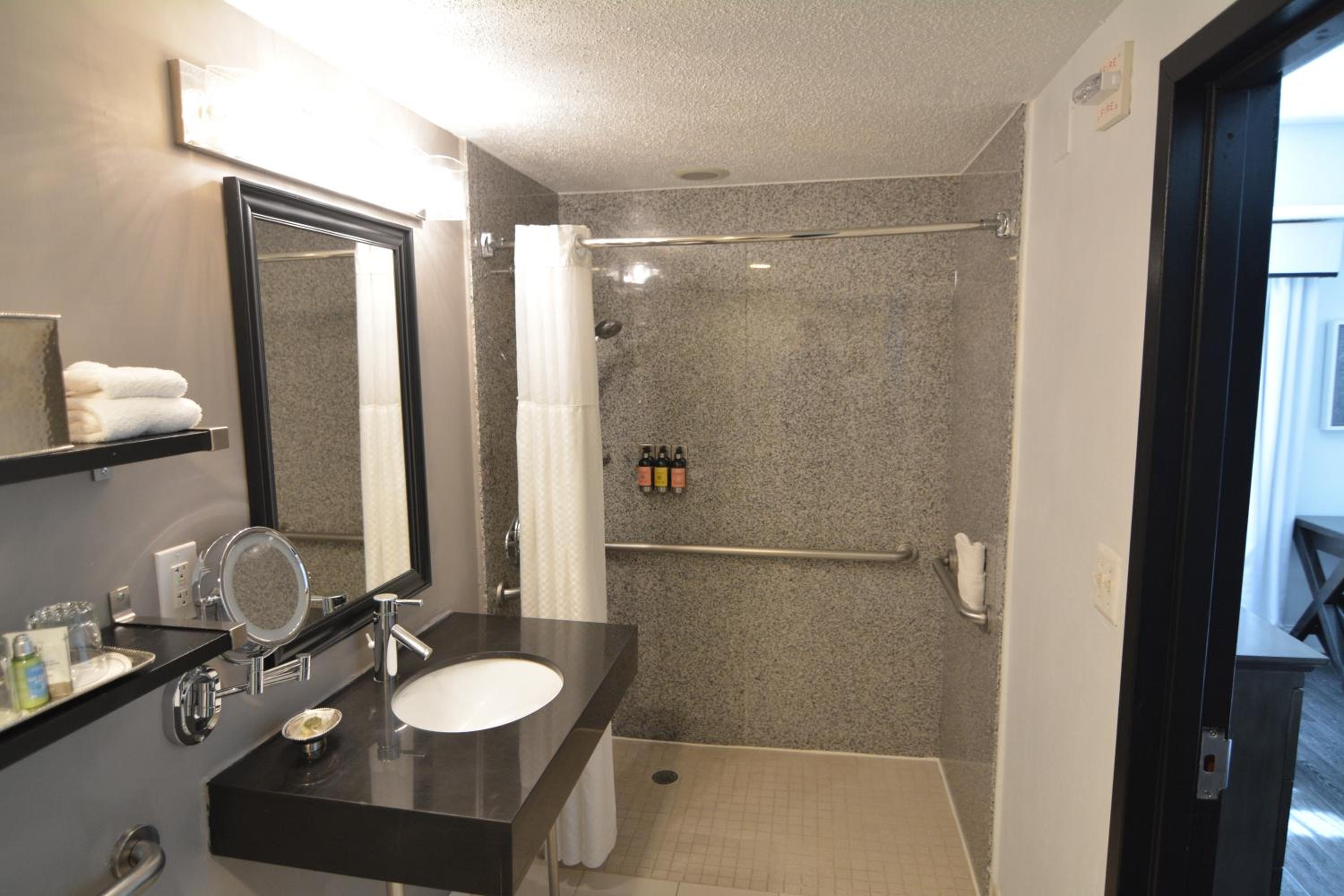 Queen Room - Disability Access - Photo 3
