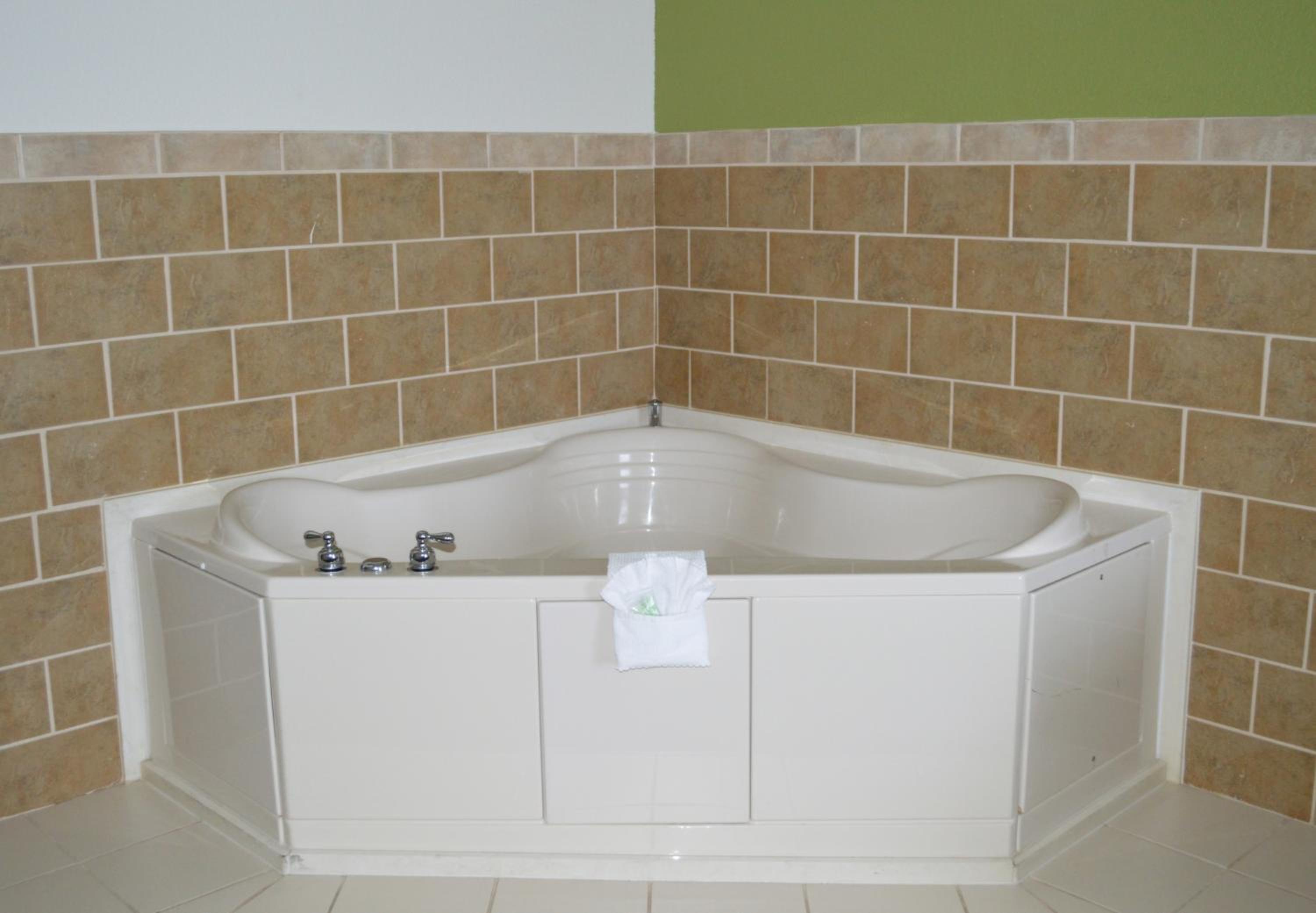 King Suite with Hot Tub - Non-Smoking - Photo 2