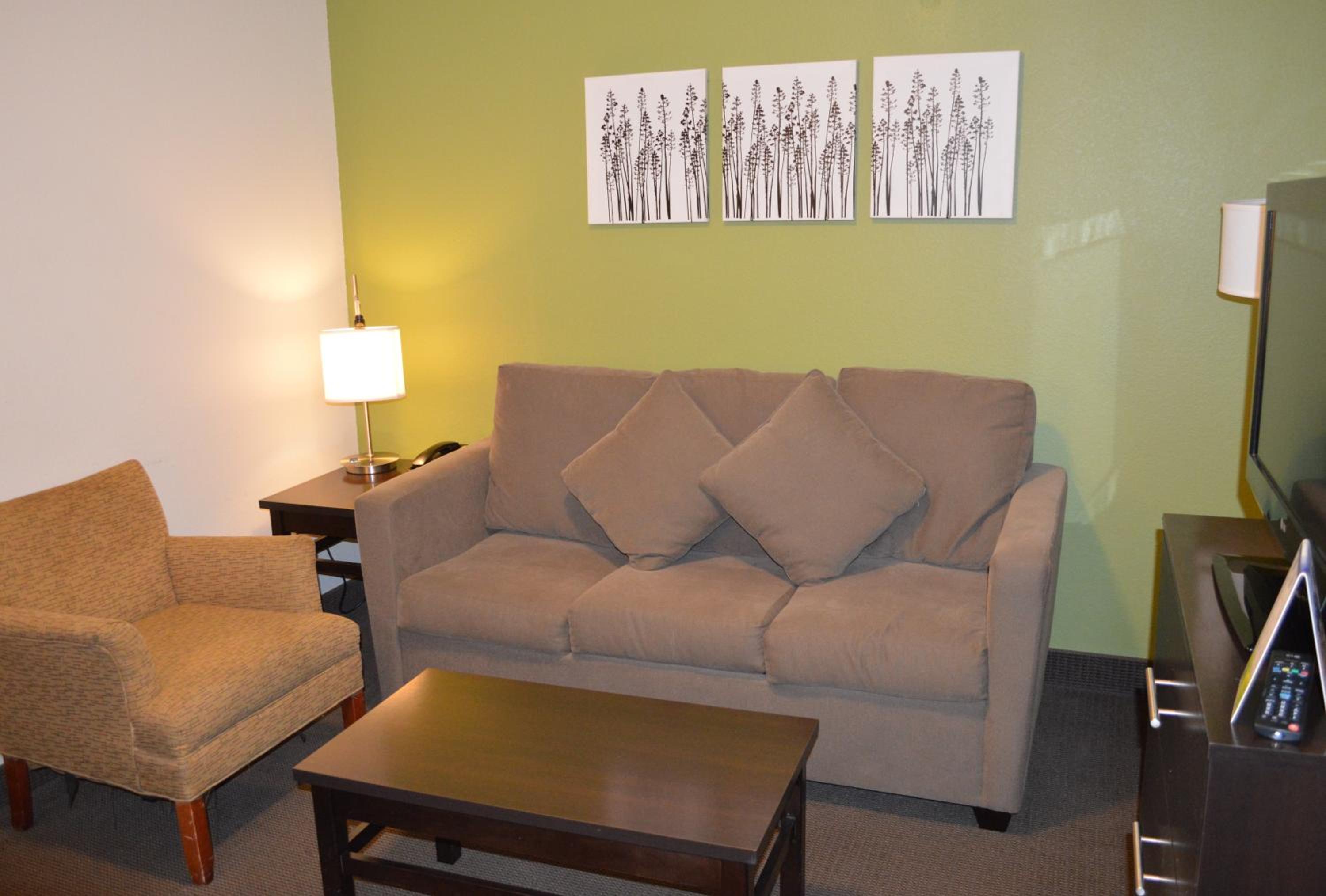 Queen Suite with Two Queen Beds - Non-Smoking - Photo 4