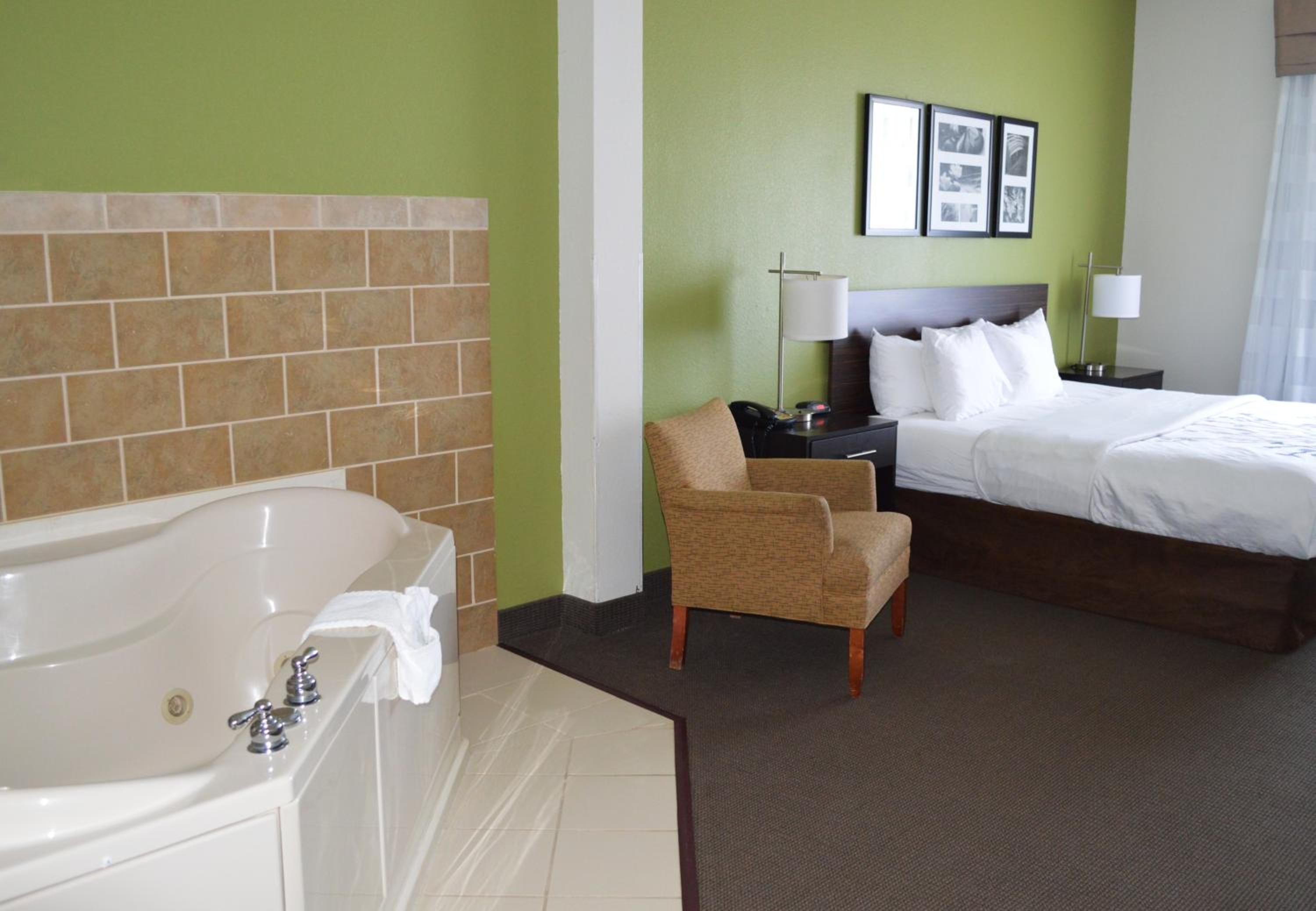 King Suite with Hot Tub - Non-Smoking - Photo 4