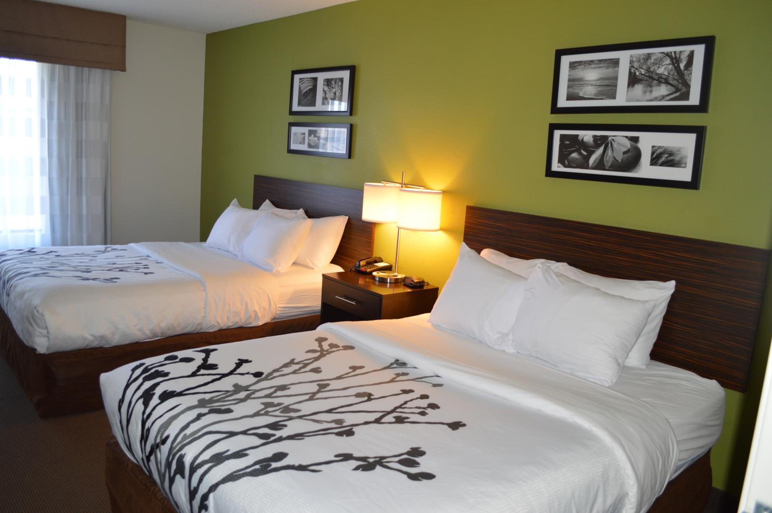 Queen Room with Two Queen Beds - Non-Smoking - Photo 2