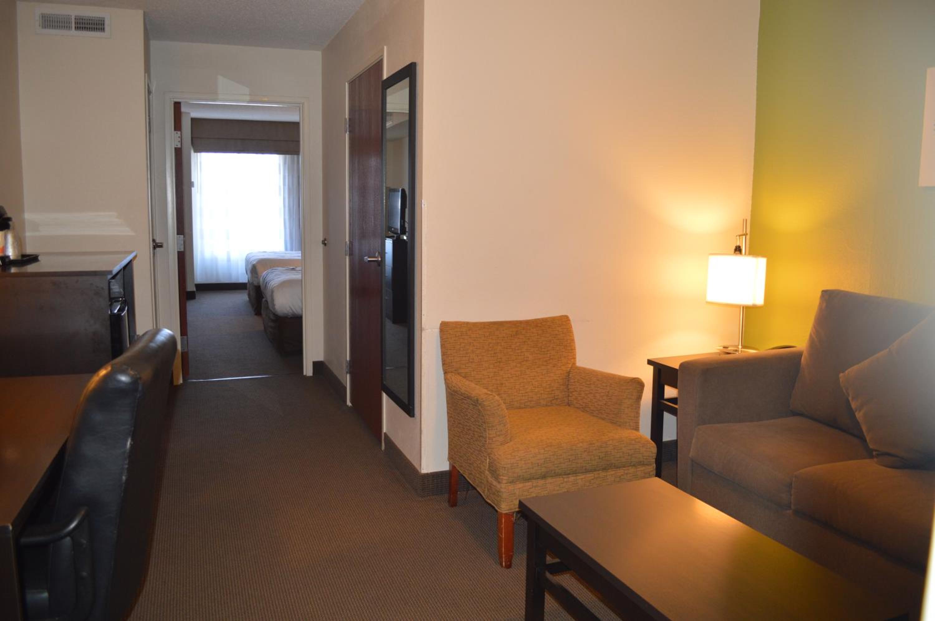 Queen Suite with Two Queen Beds - Non-Smoking - Photo 5