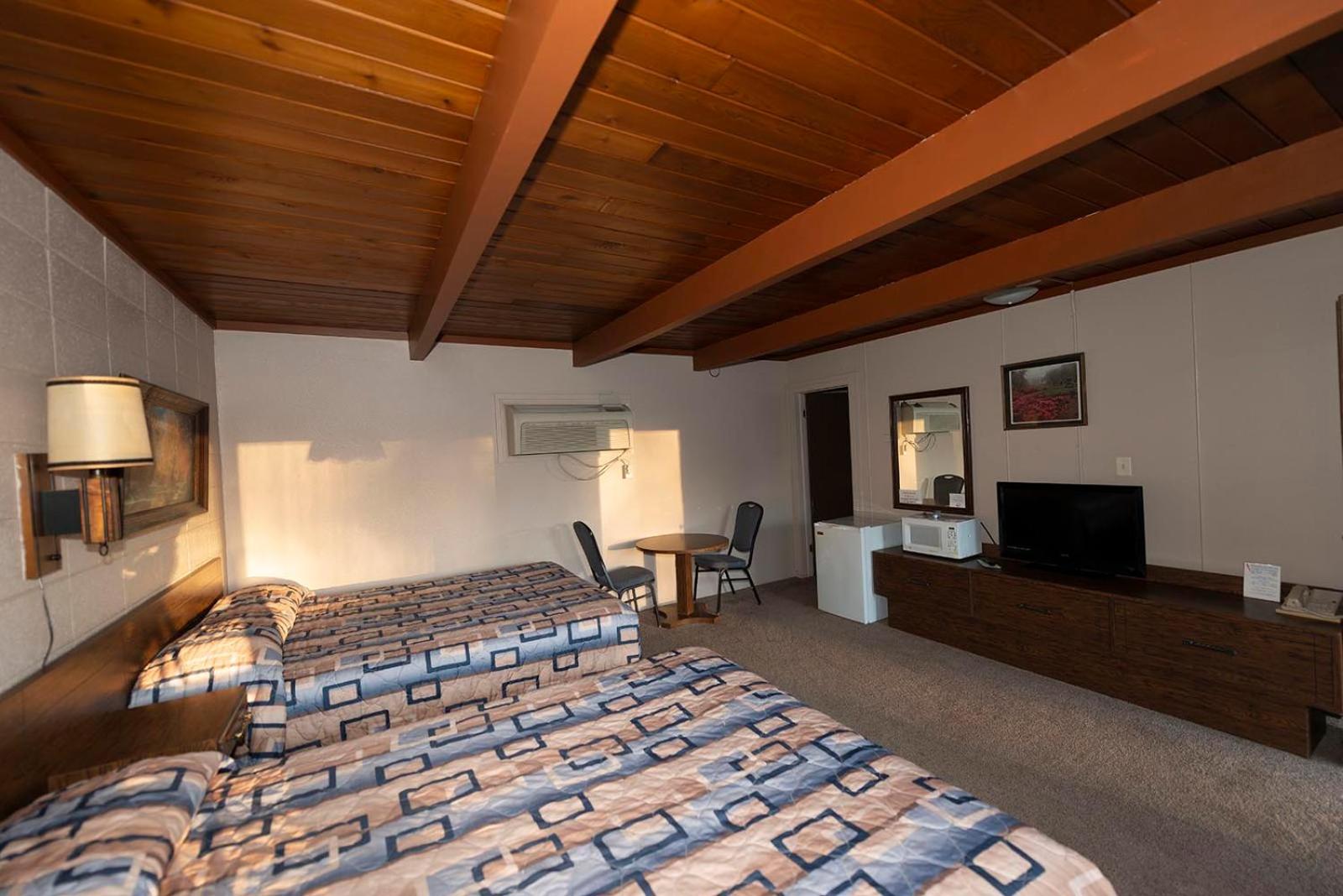 Queen Room with Two Queen Beds photo 1