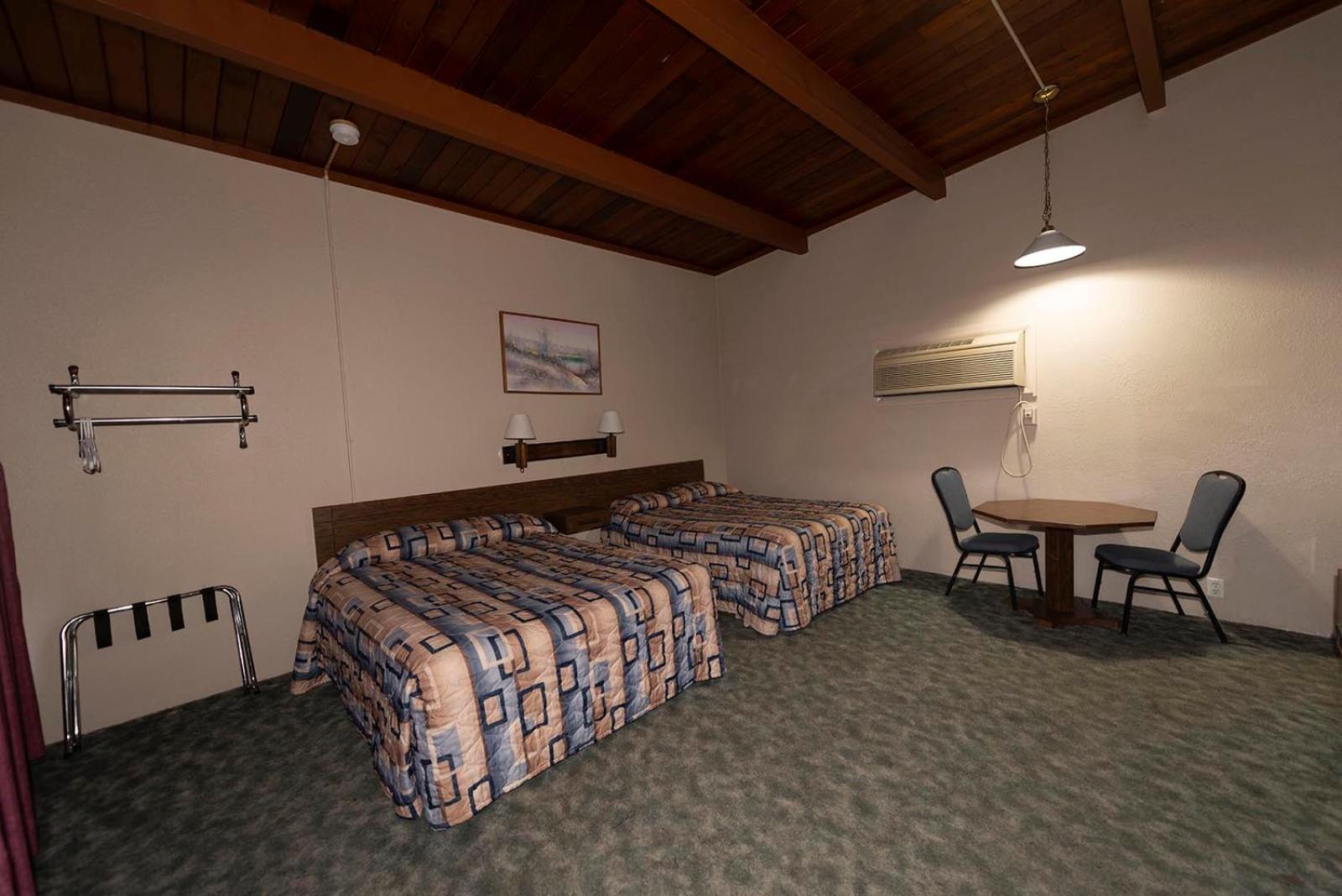 Queen Room with Two Queen Beds photo 3