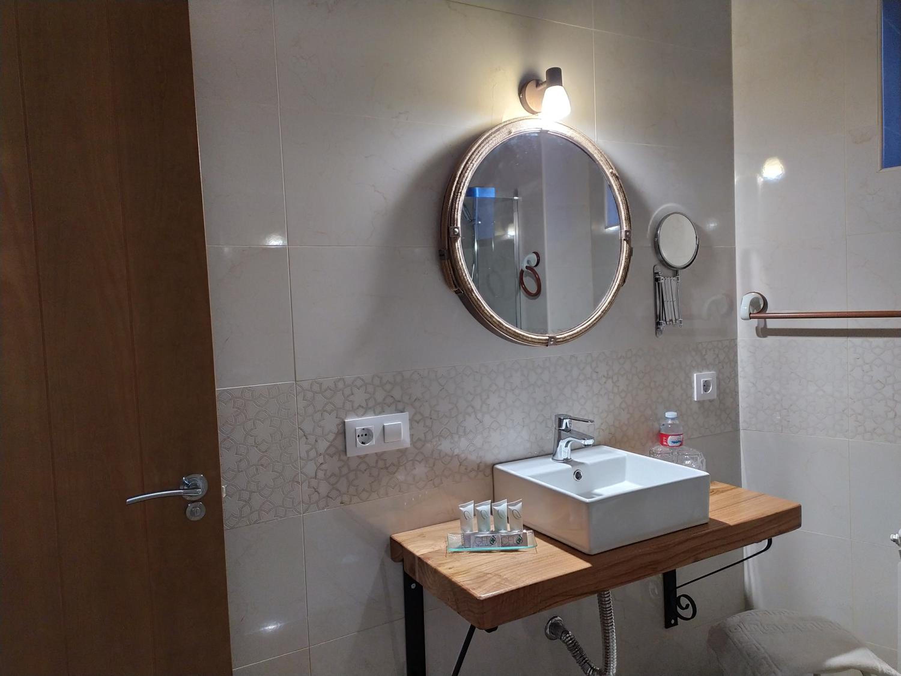 Deluxe Double or Twin Room photo 3