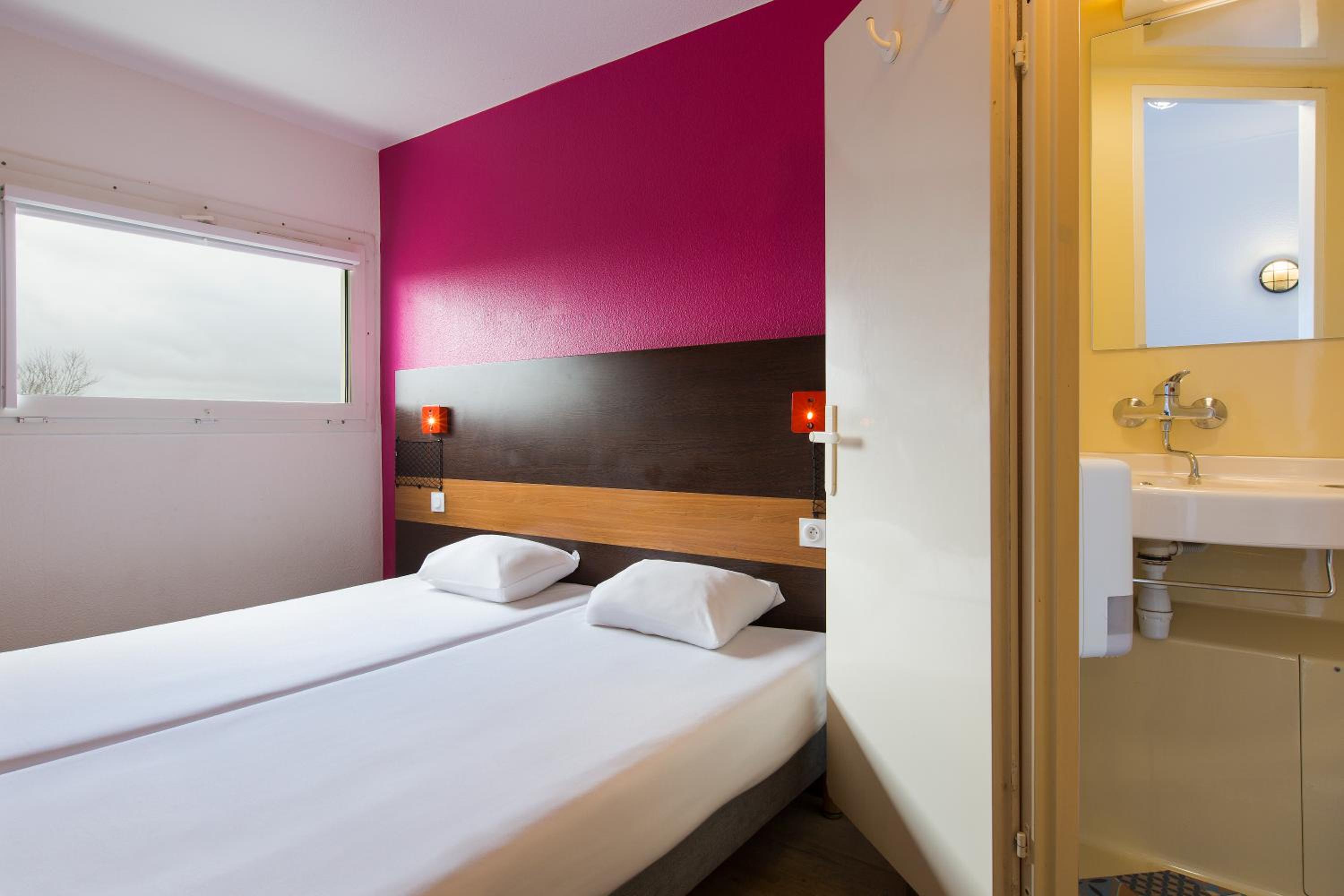Twin Side Car Room