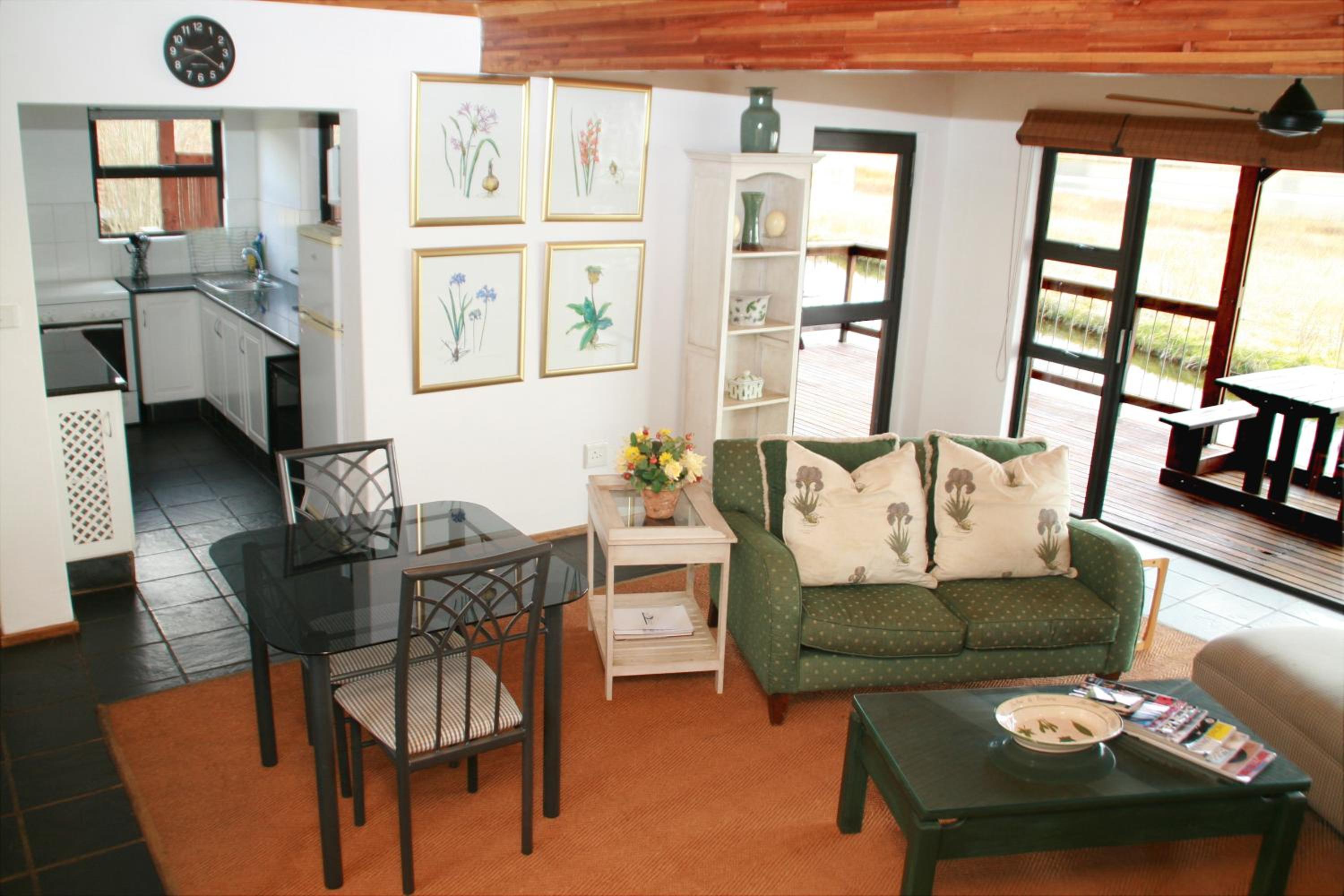 湖边豪华小屋