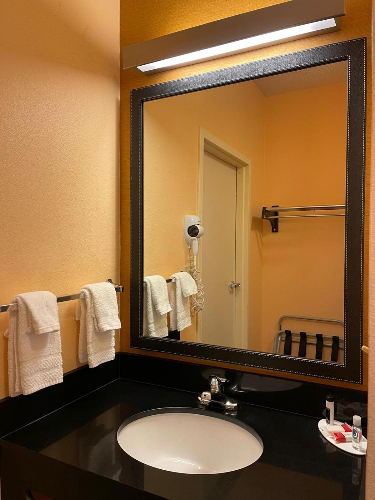 King Room - Non-Smoking - Photo 2
