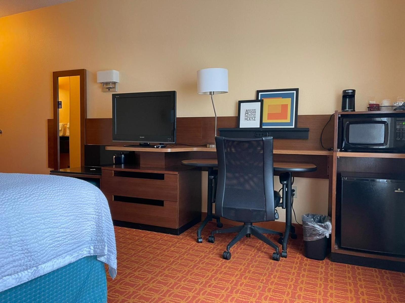 King Room - Non-Smoking - Photo 4