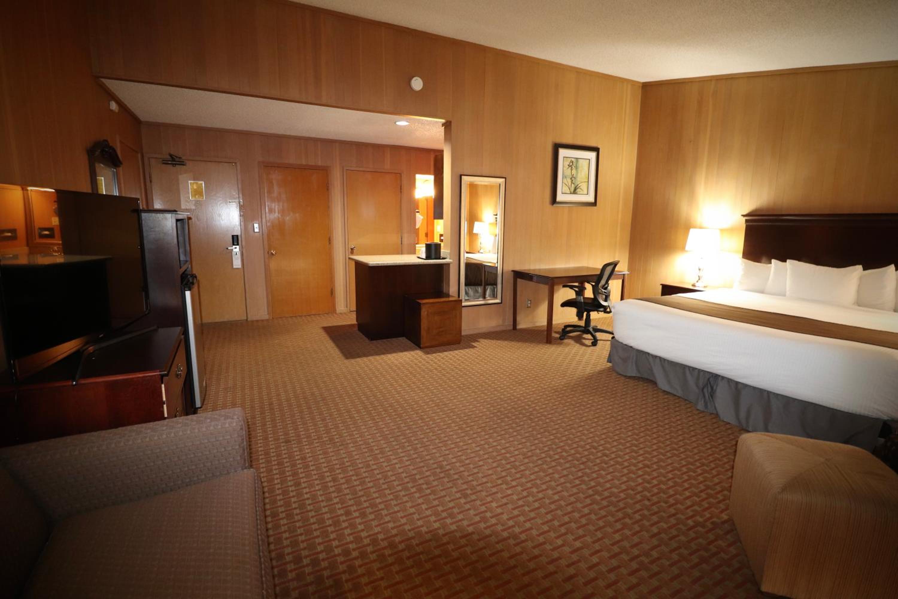 King Room with Kitchenette - Non-Smoking photo 2