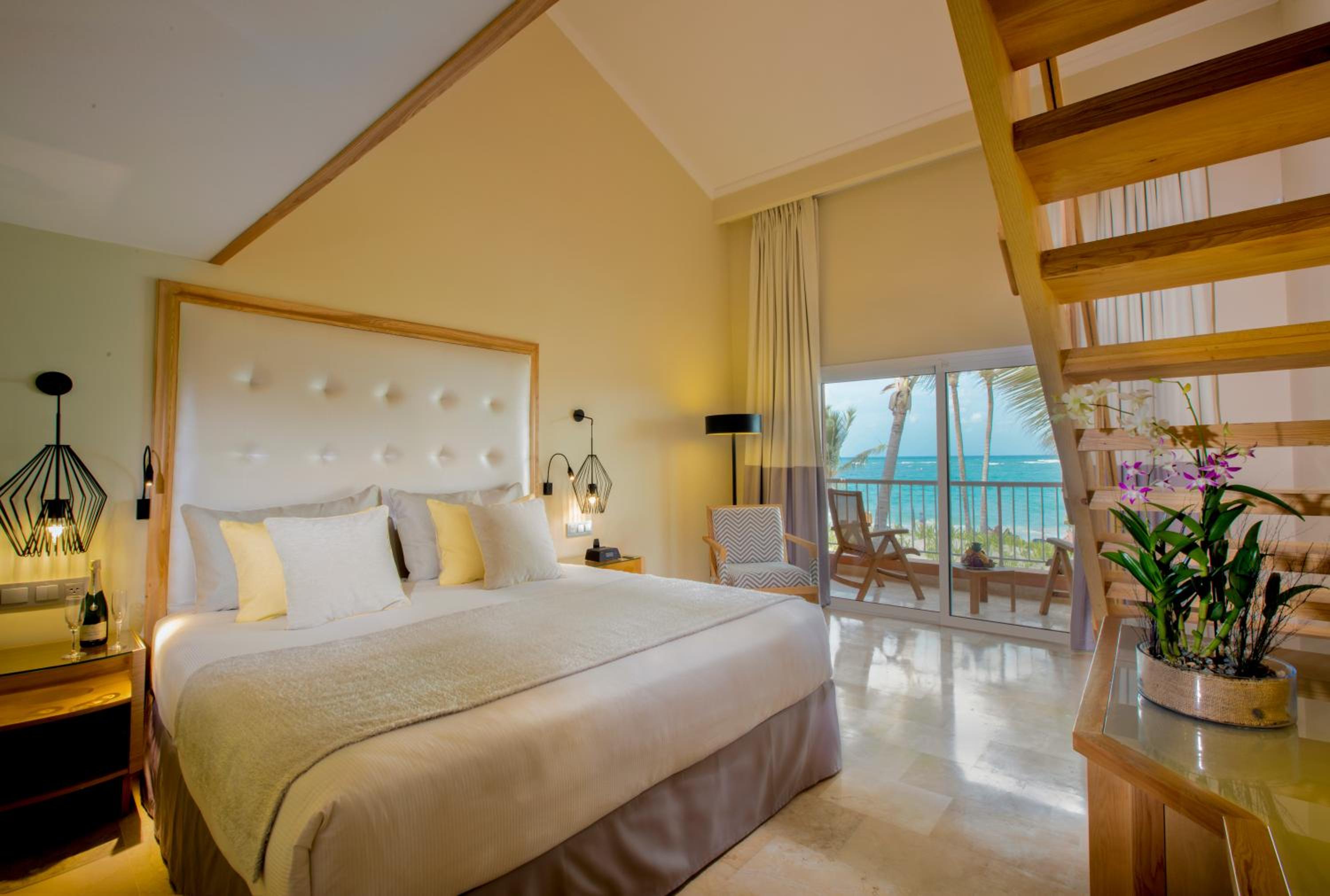 Loft Suite Beachside Panoramic Ocean View  - Photo 3