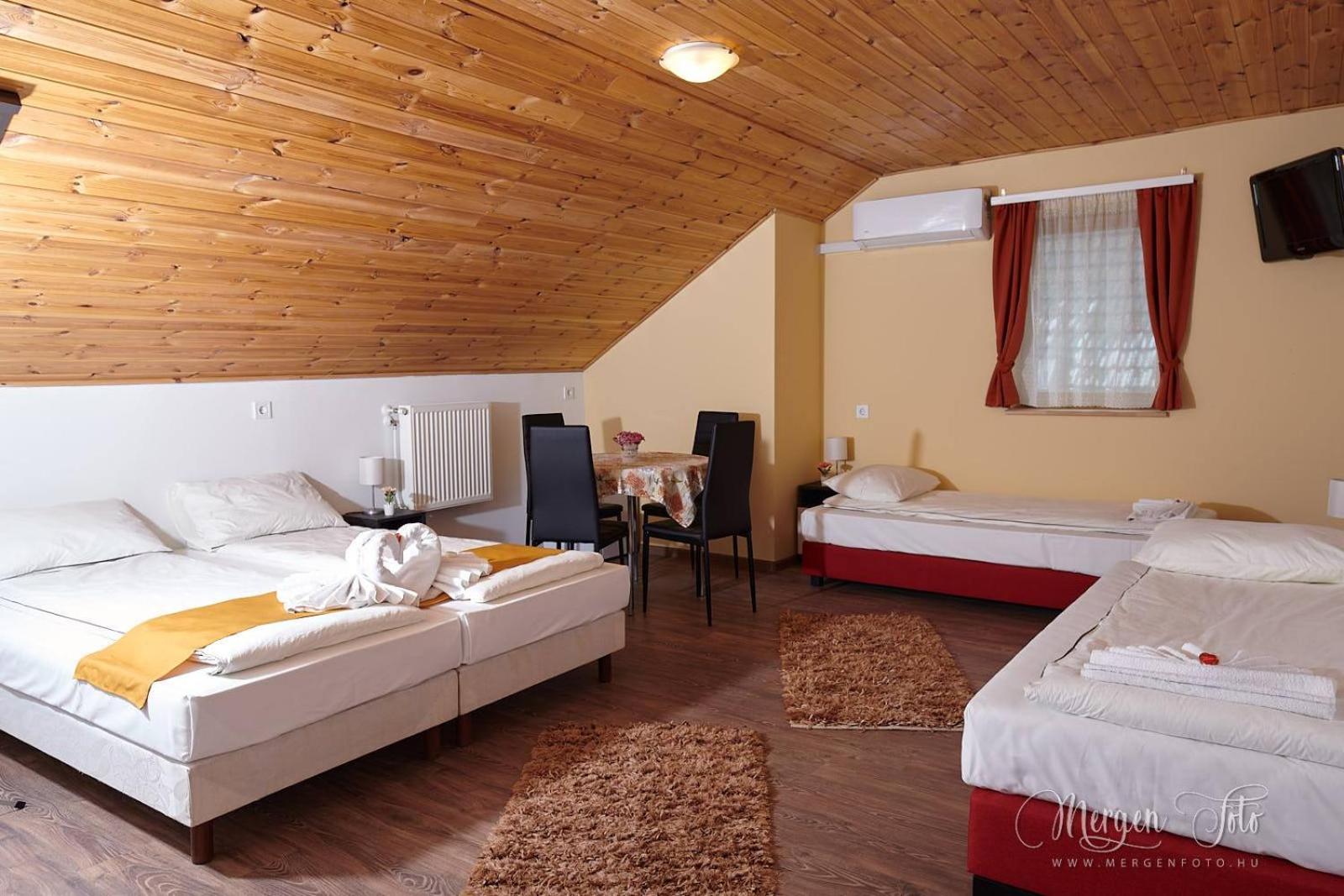 Quadruple Room with Private Bathroom photo 1