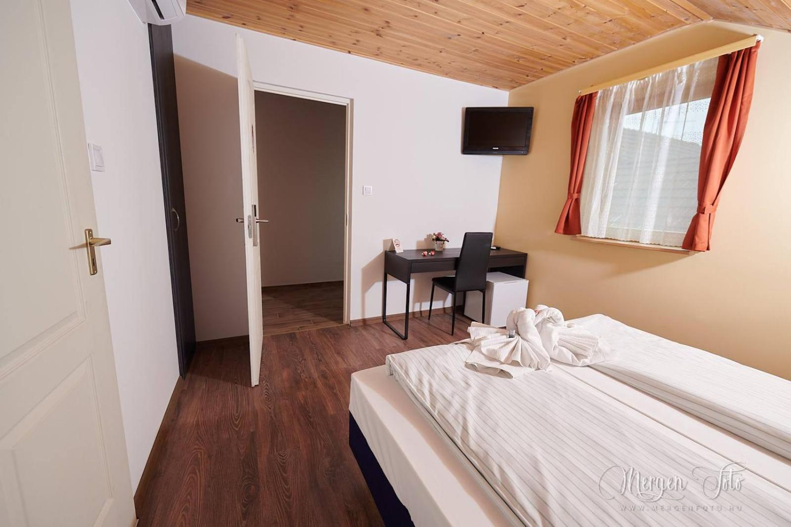 Twin Room with Private Bathroom photo 2