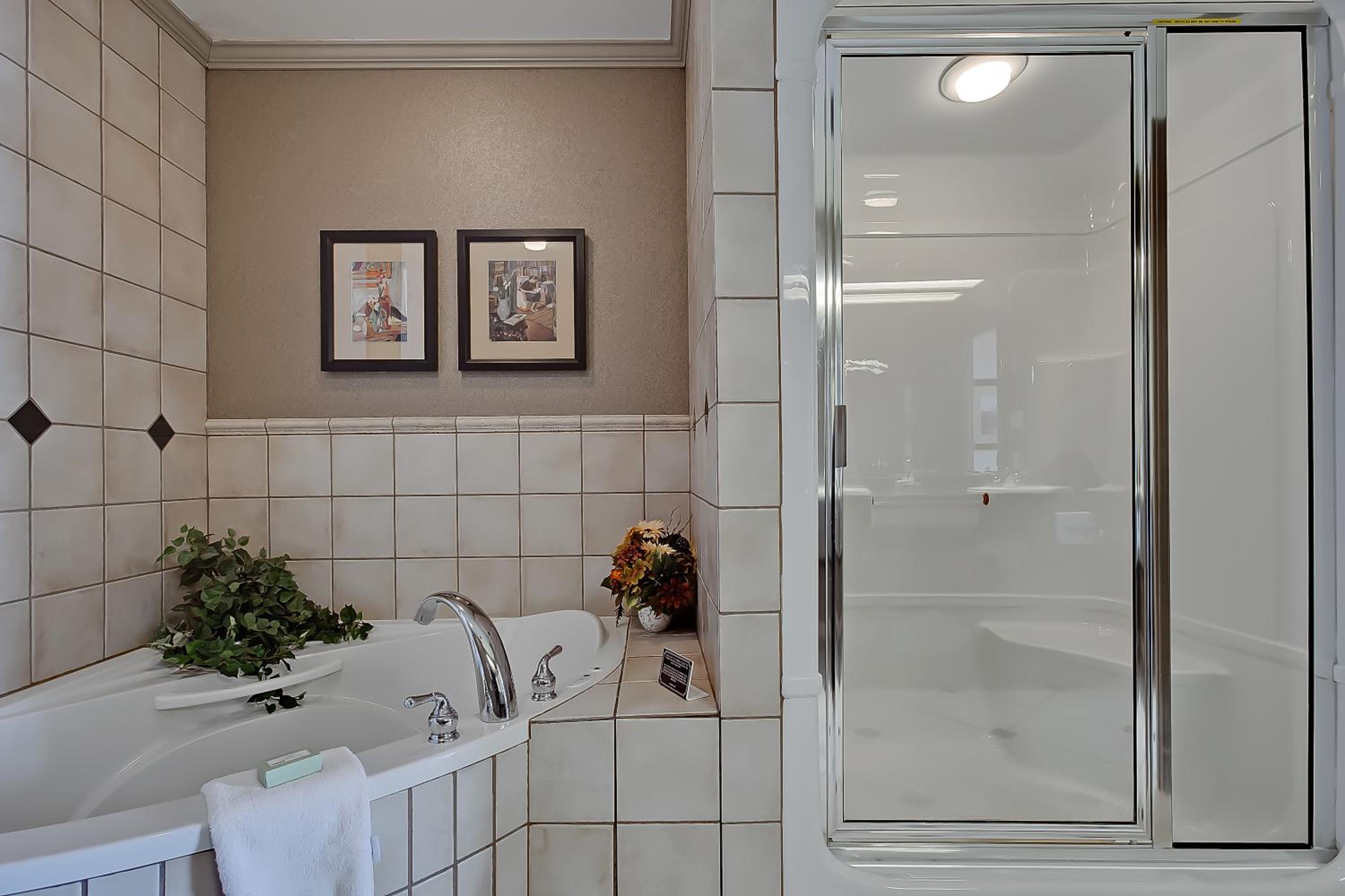 King Suite with Spa Bath - Non-Smoking - Photo 8