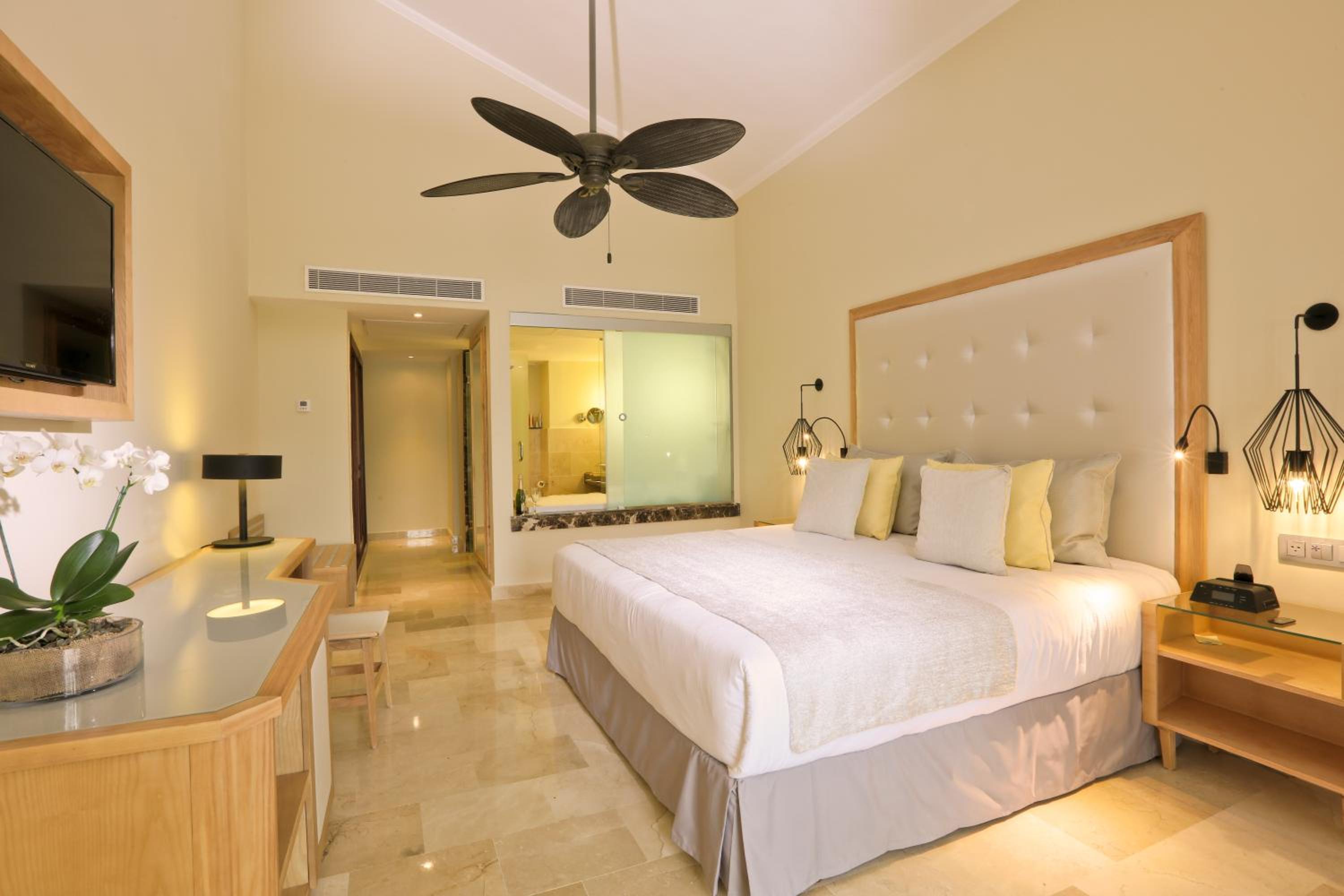 Deluxe Beachside - Photo 2