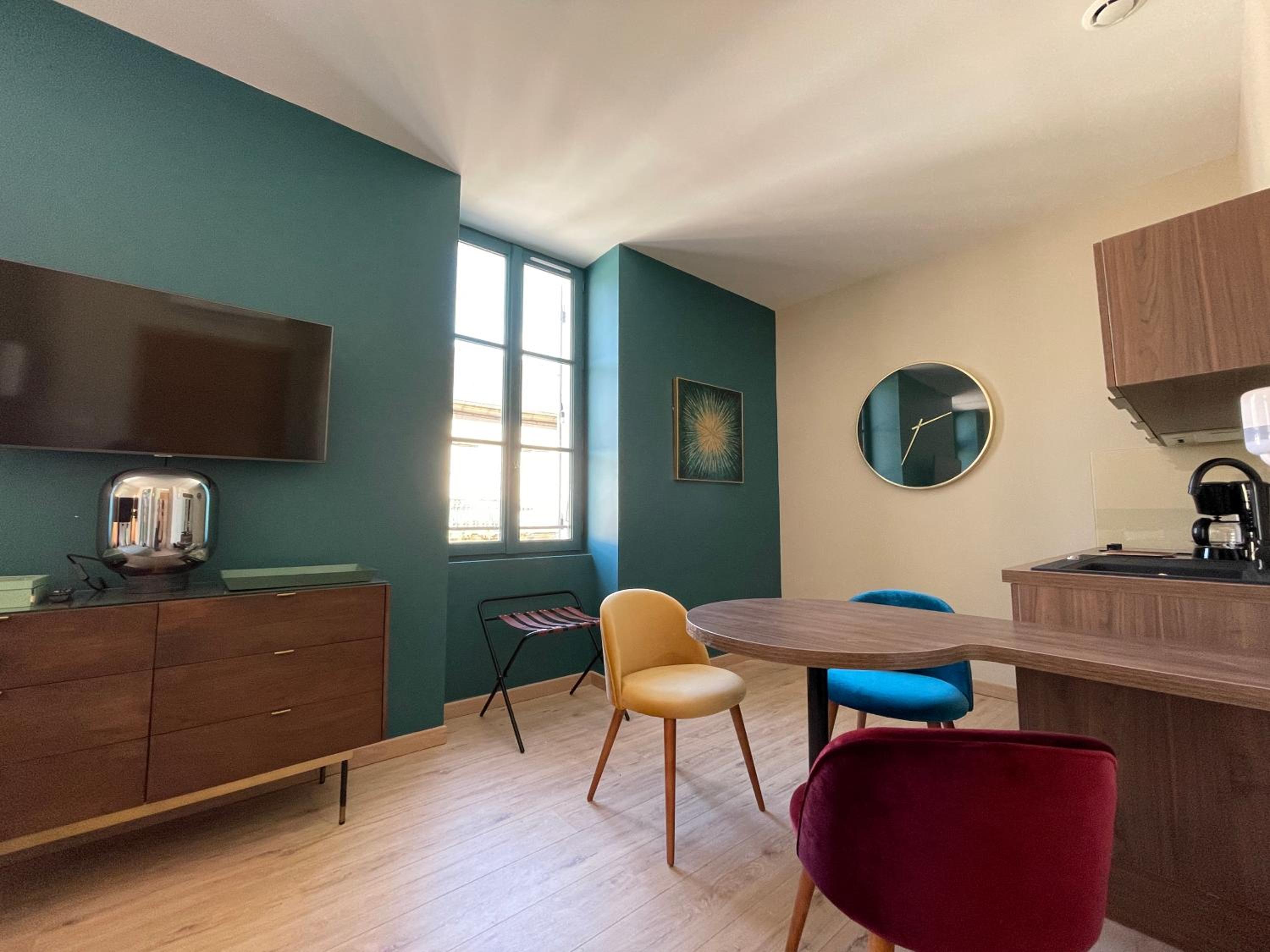Apartment with Balcony - Photo 2