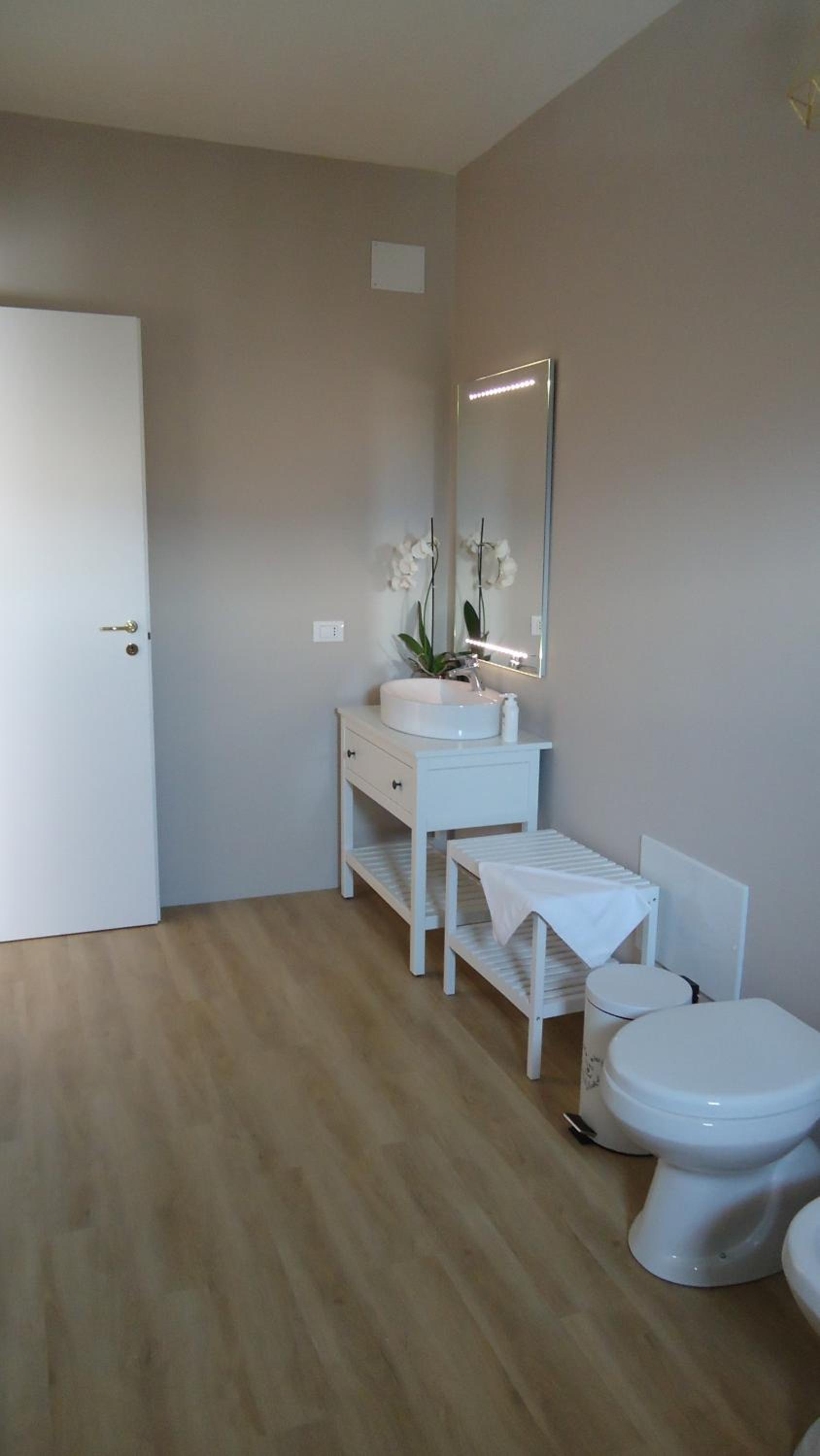 Deluxe Double Room with Balcony - Photo 7