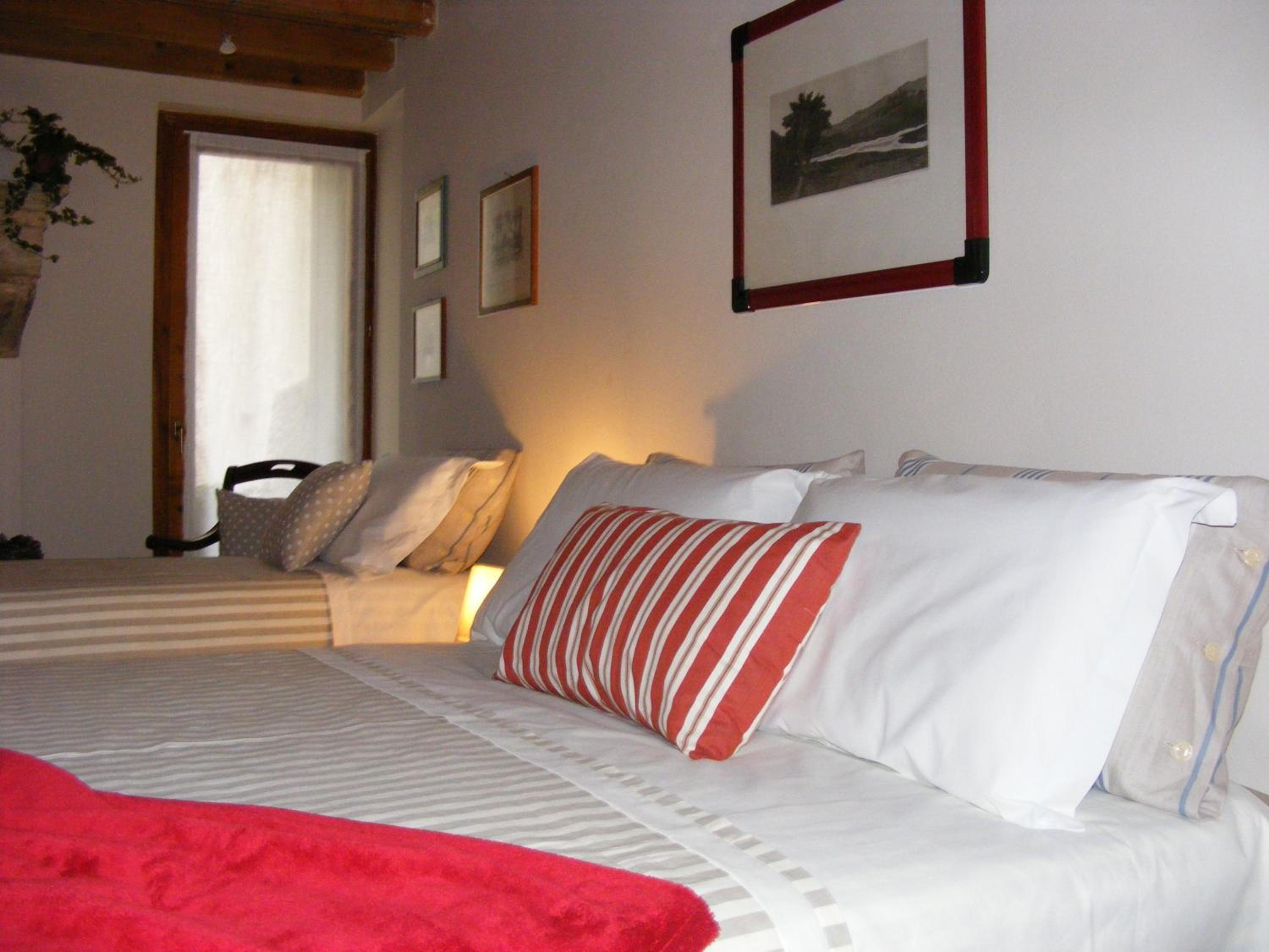 Double Room with Private External Bathroom - Photo 2