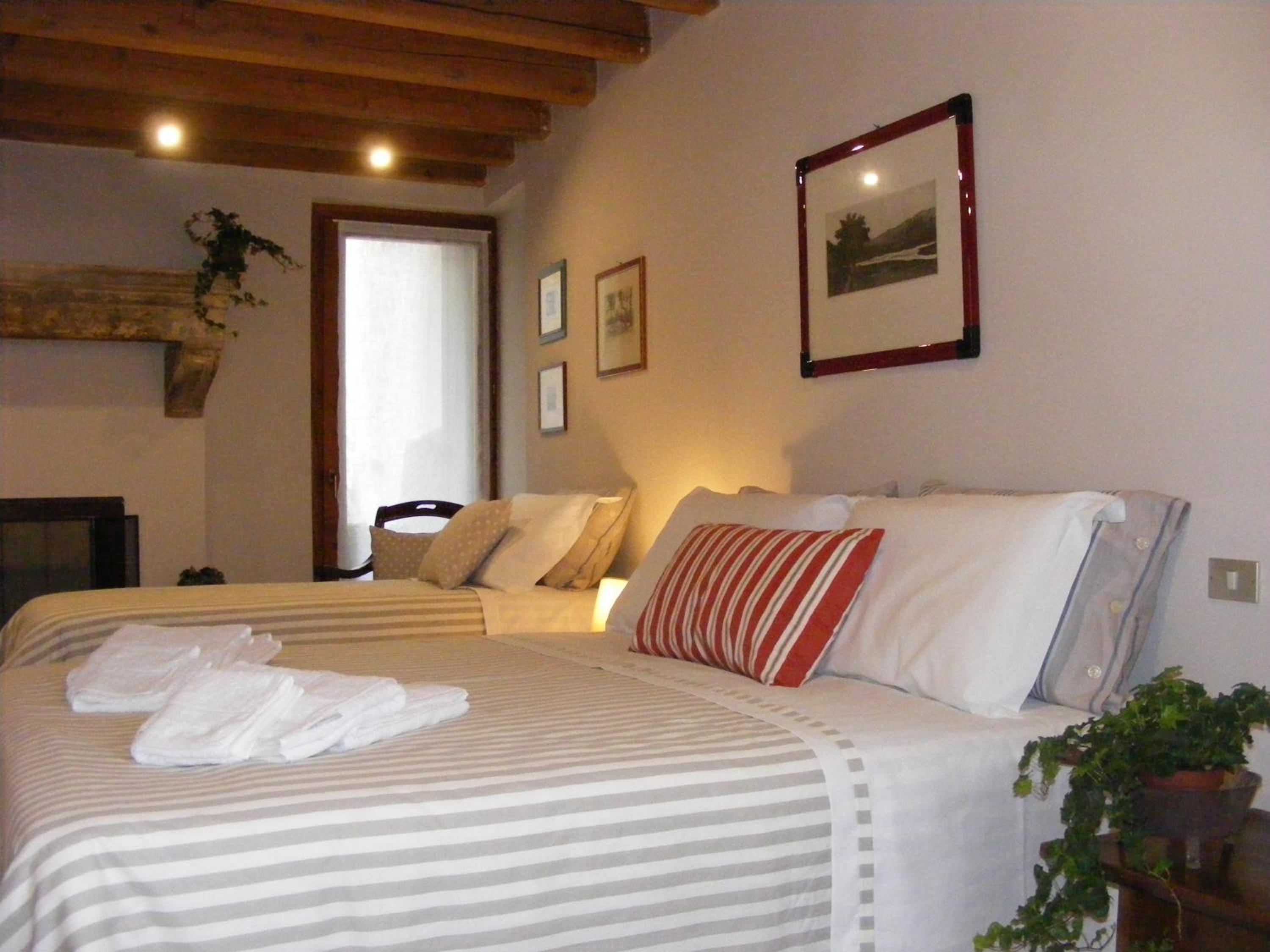 Double Room with Private External Bathroom - Photo 5