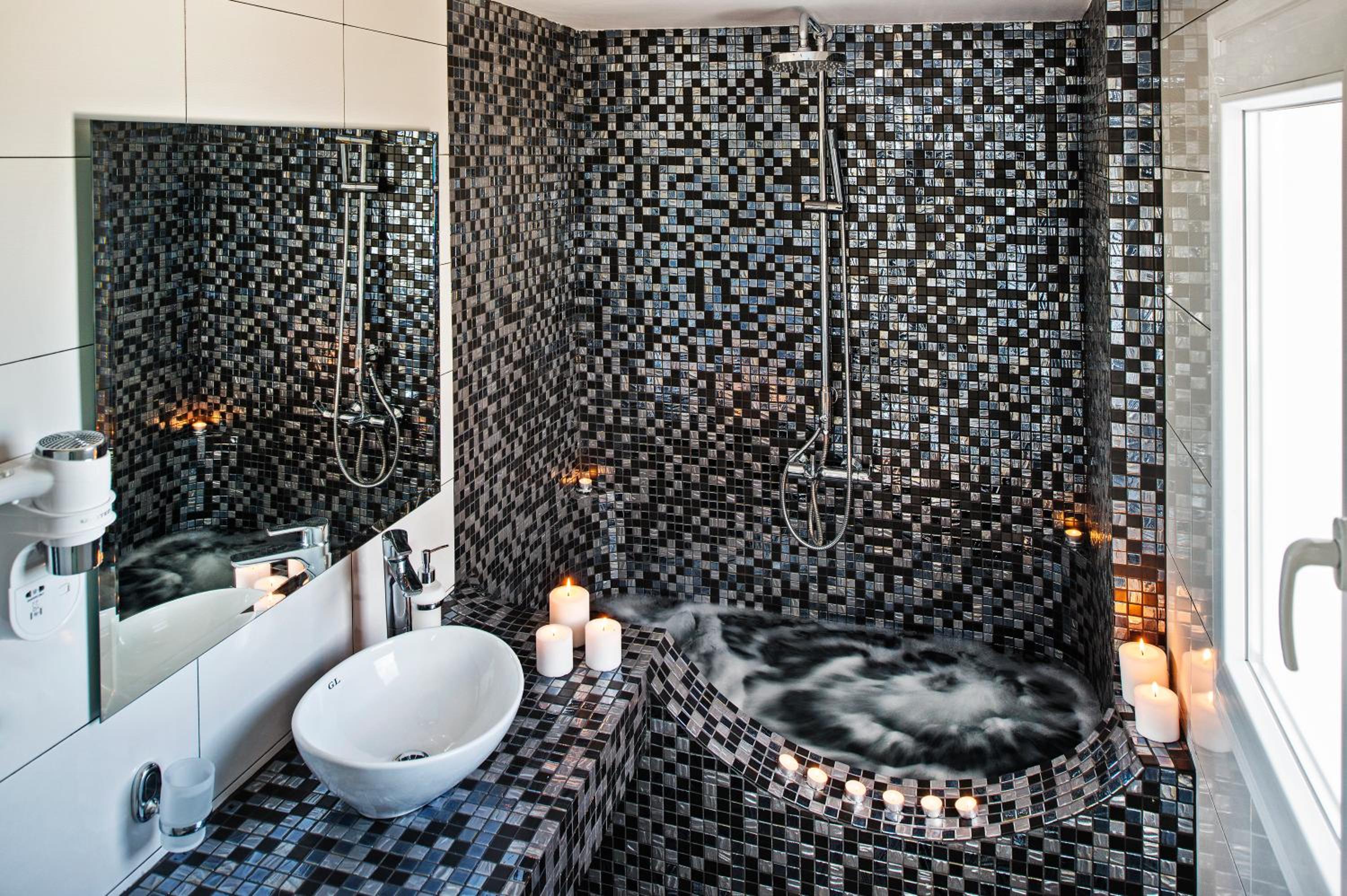 Deluxe Suite with Outdoor Hot Tub and Sea View - Photo 4