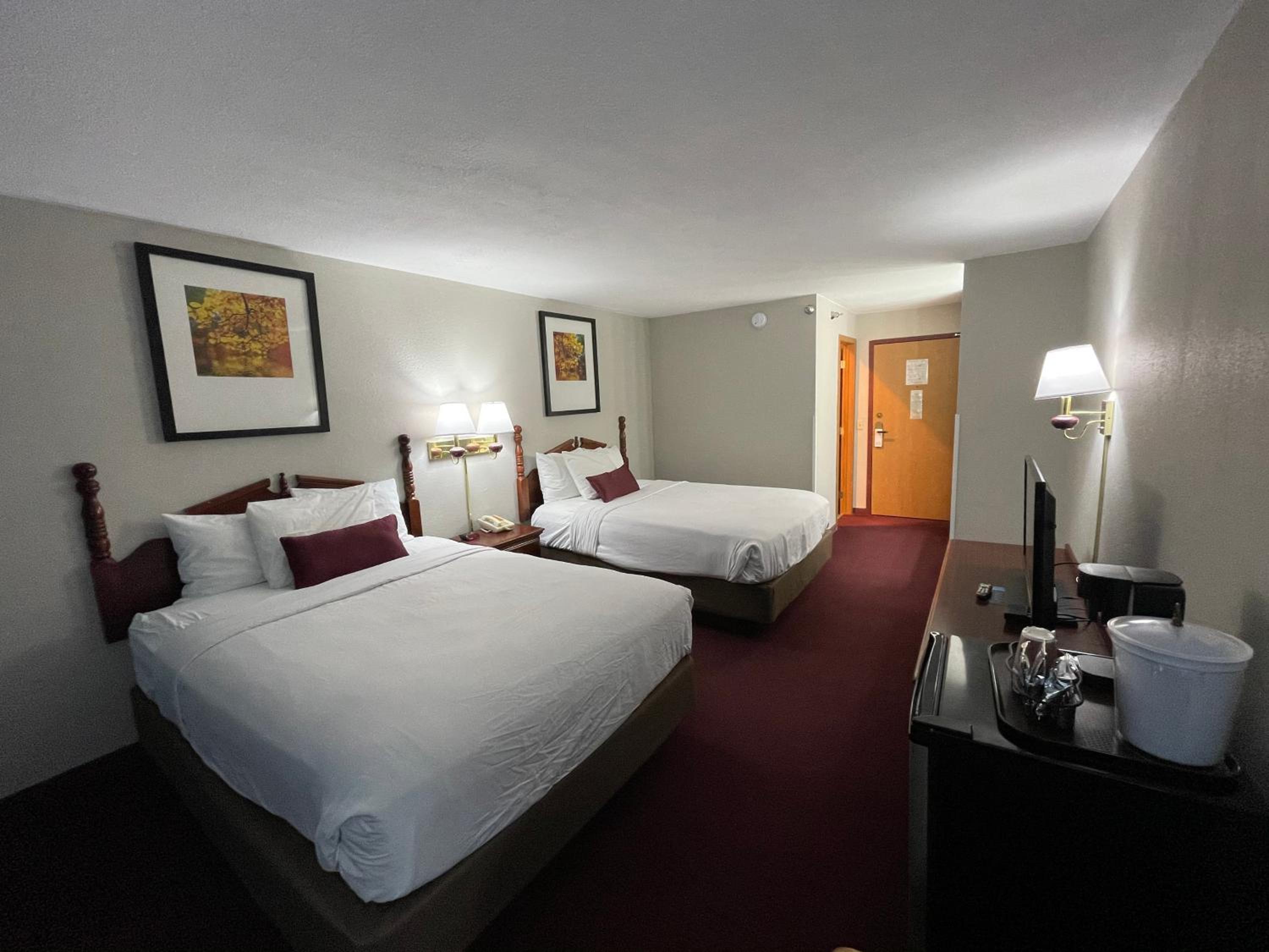 Queen Room with Two Queen Beds - Photo 2