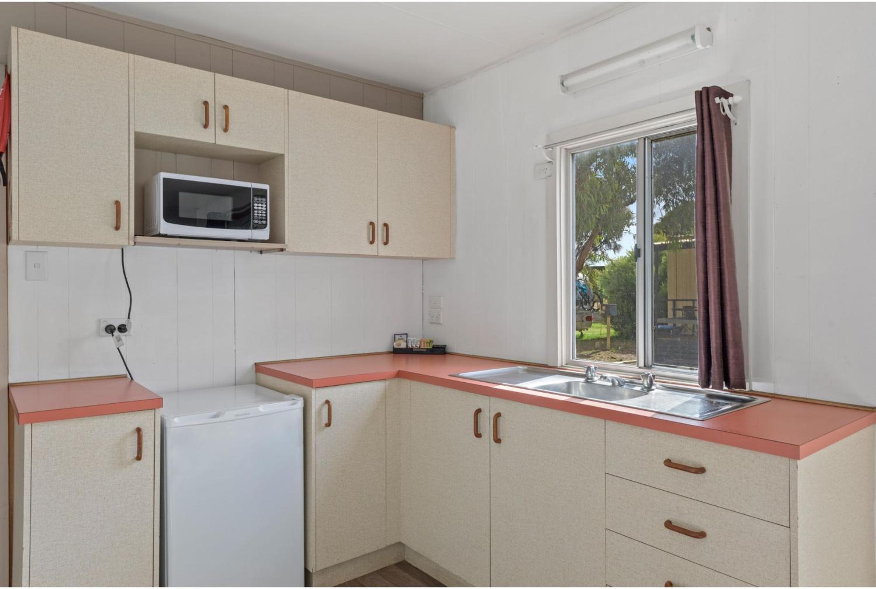 Economy 1 Bedroom Cabin - Pet Friendly - Photo 4