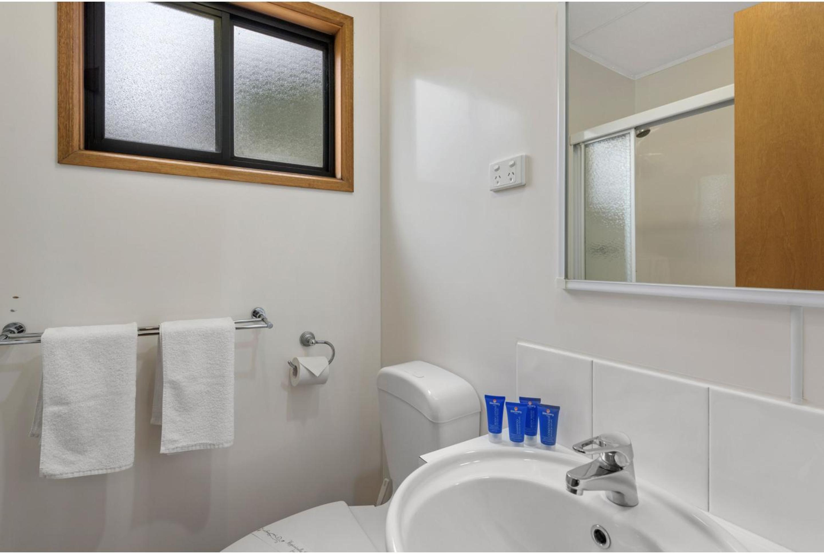 Standard 2 Bedroom Cabin - Photo 4
