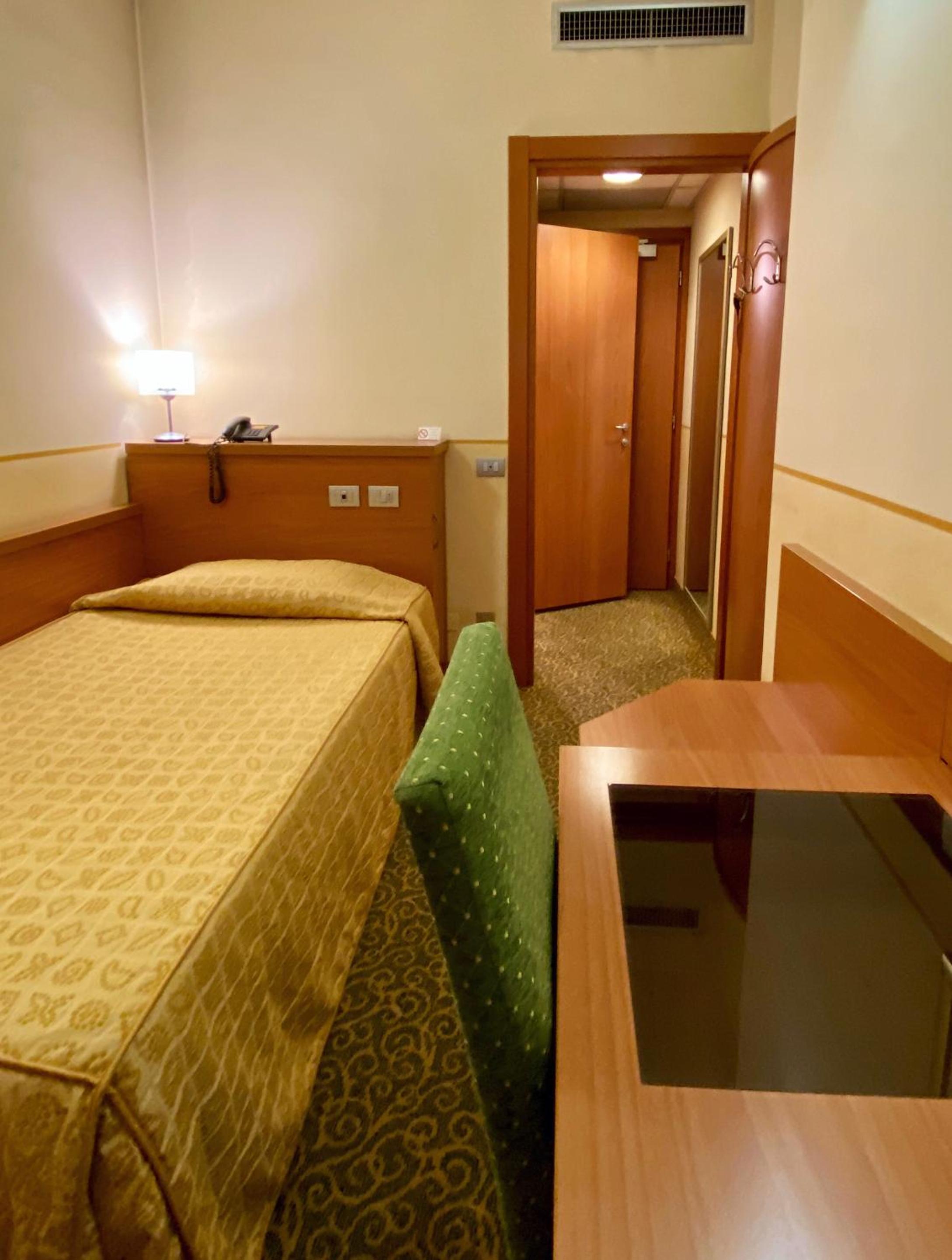 Single Room photo 3