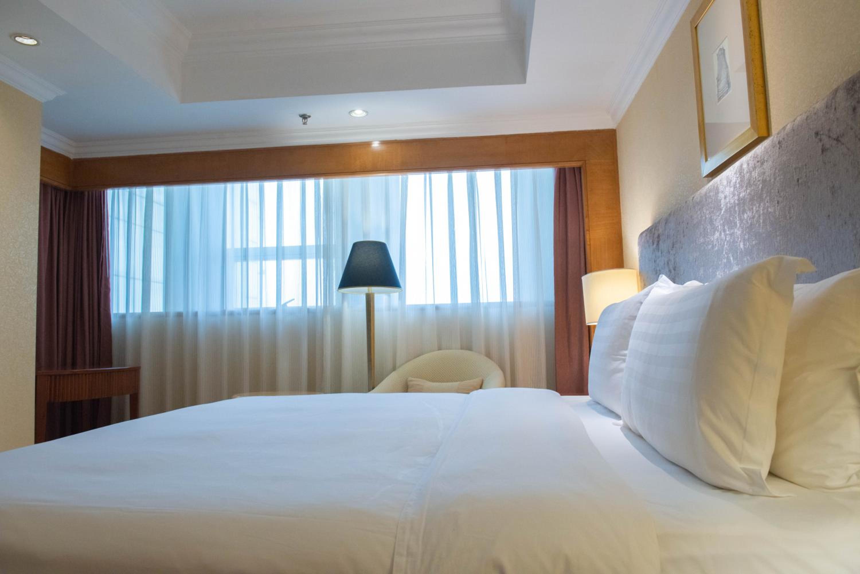 Premium King Room - Club Floor - Photo 4
