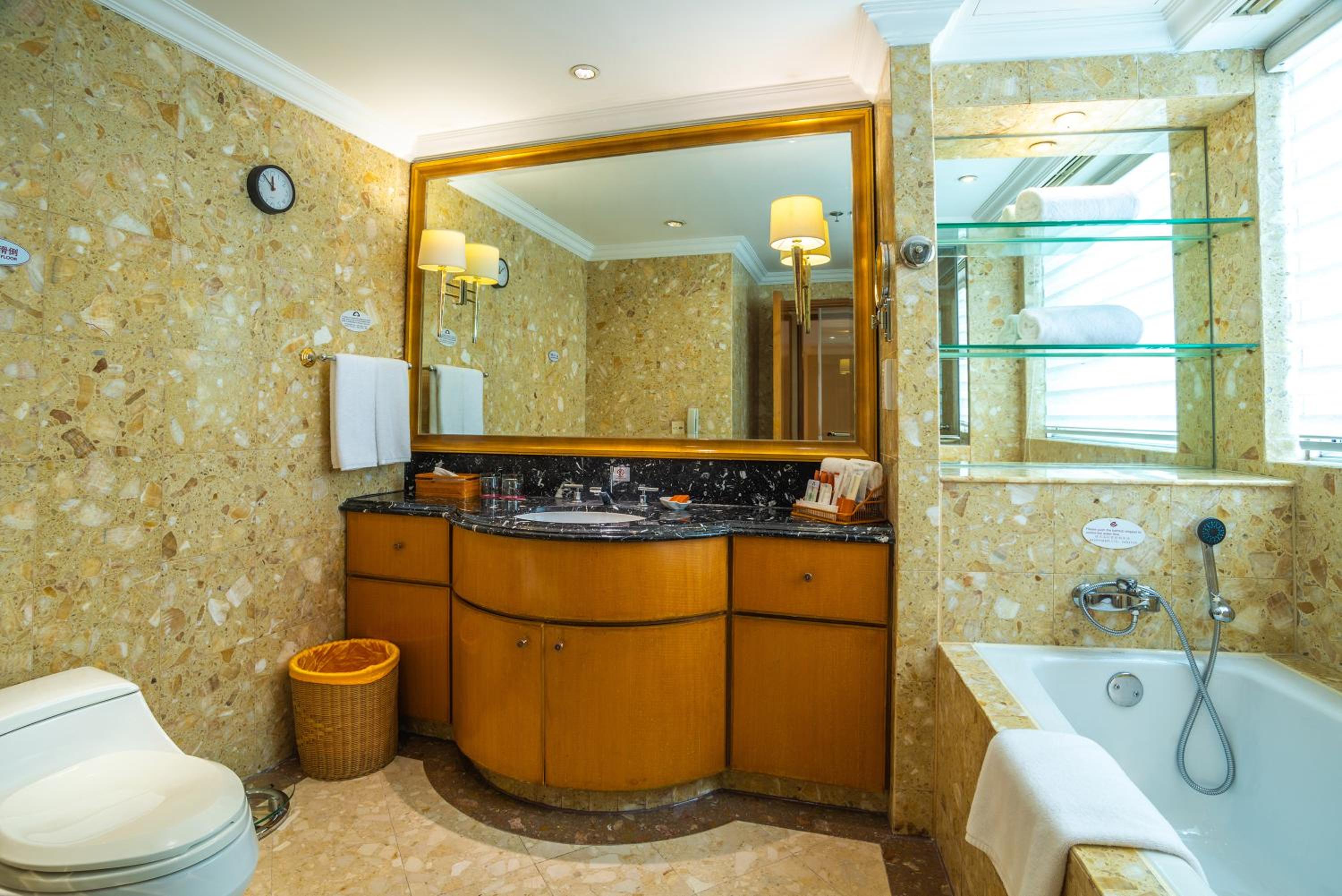 Premium King Room with Local Attraction View - Club Floor photo 2