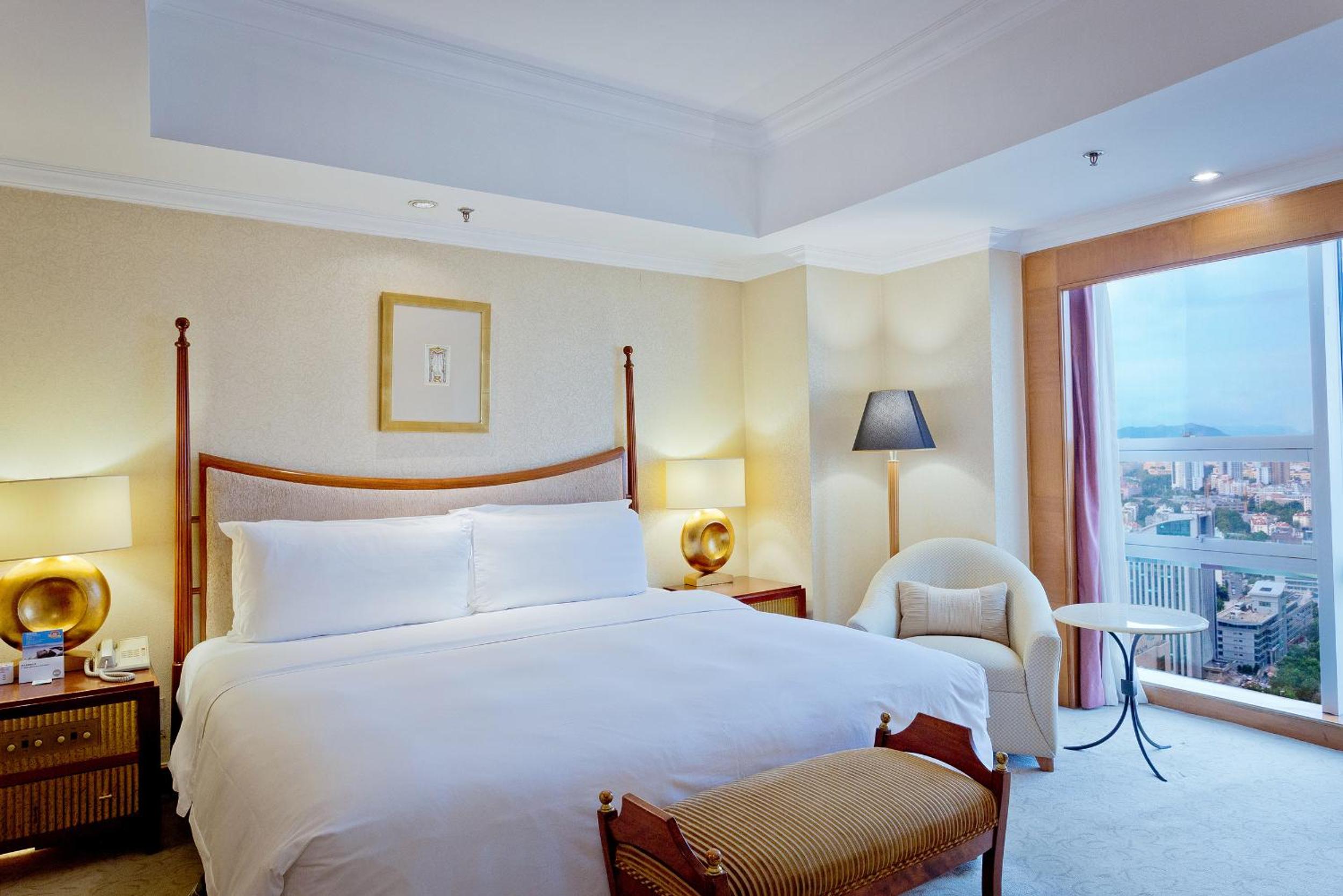Premium King Room with Local Attraction View - Club Floor photo 3