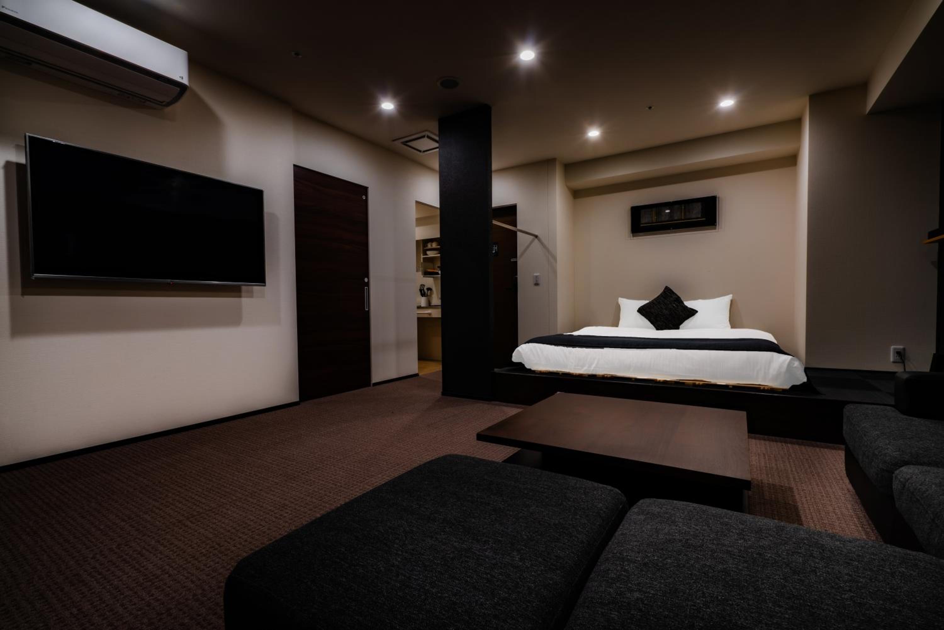 Deluxe Queen Suite - Photo 17