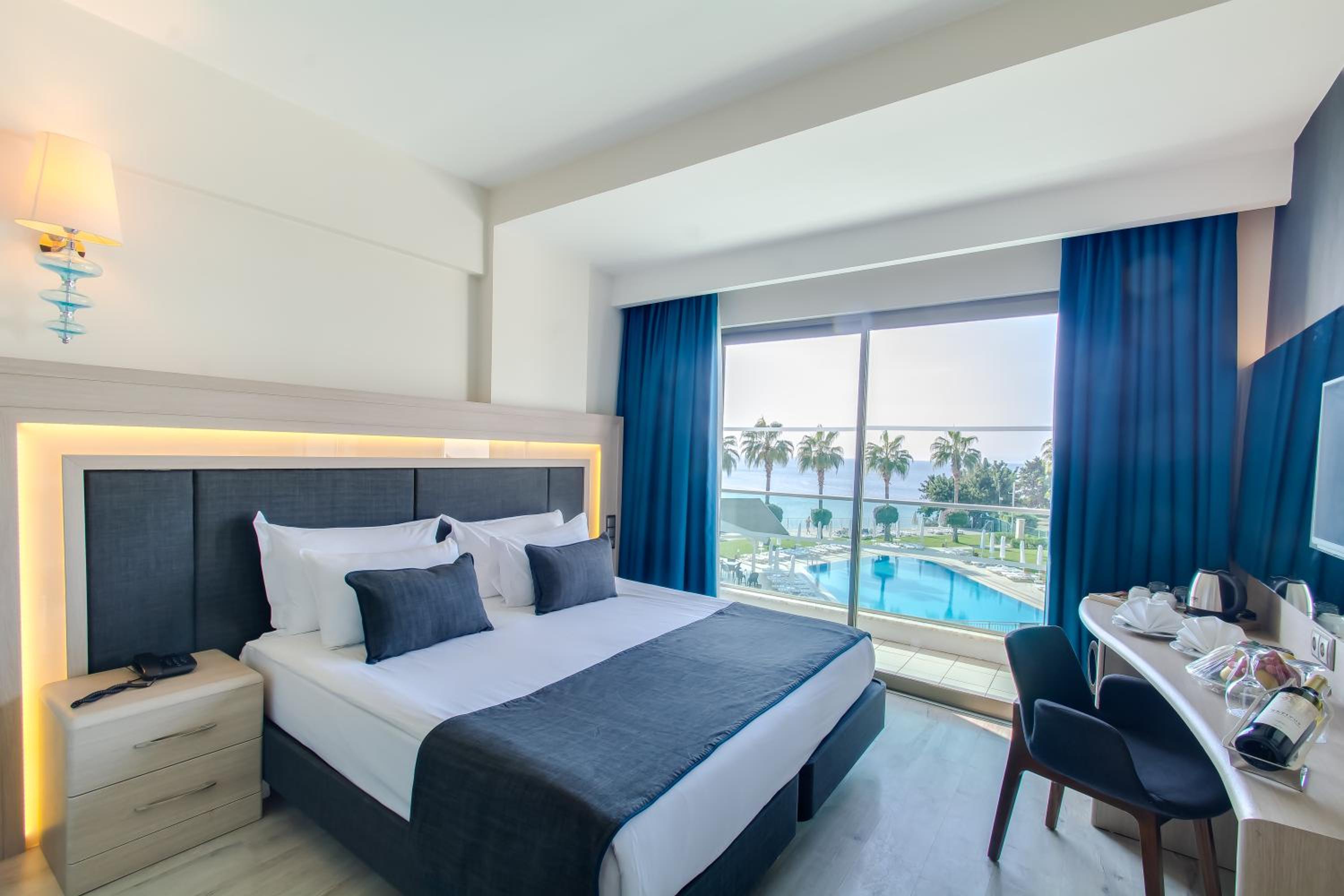 Standard Double or Twin Room with Sea View thumbnail 6