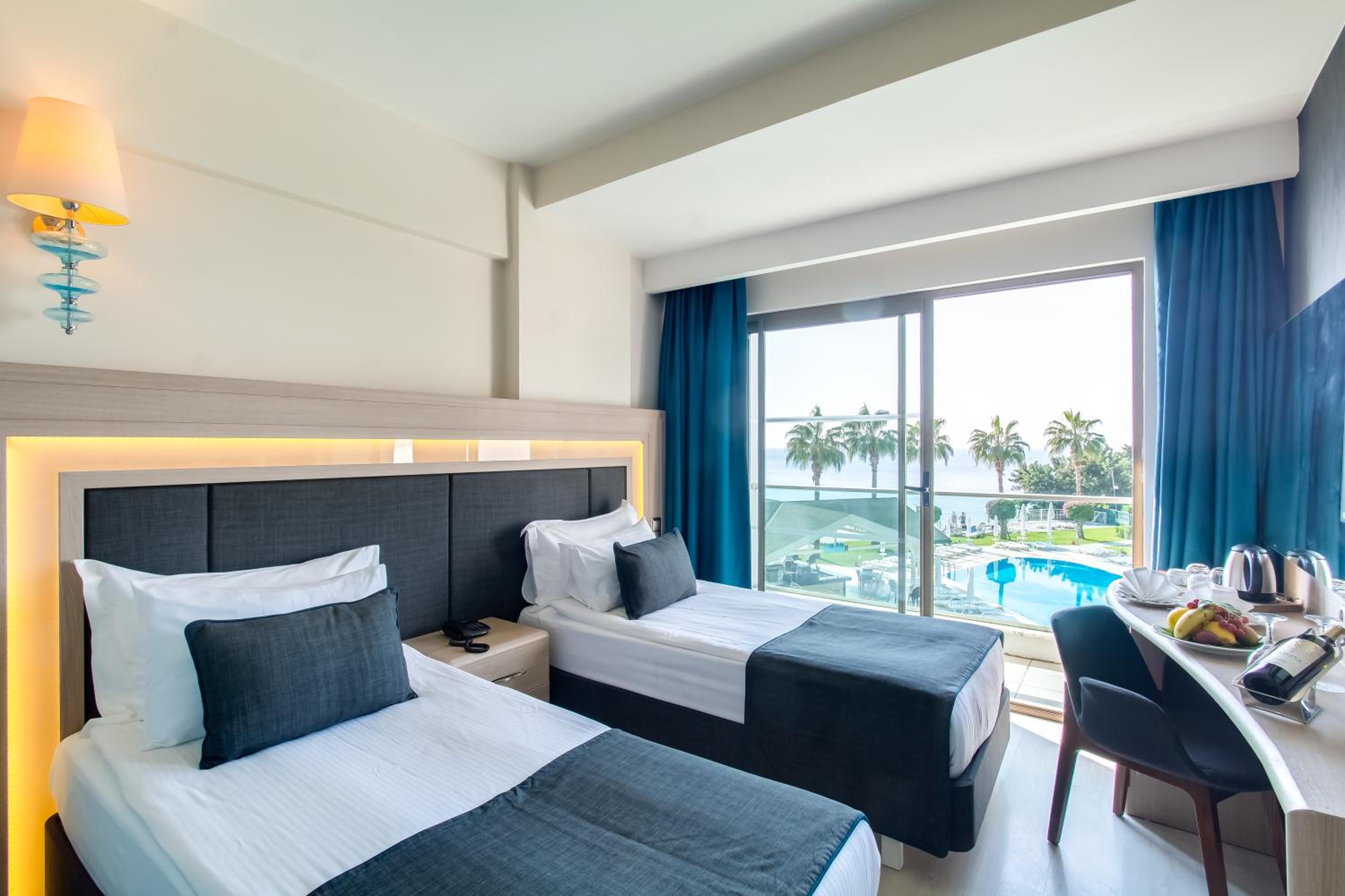 Standard Double or Twin Room with Sea View thumbnail 5