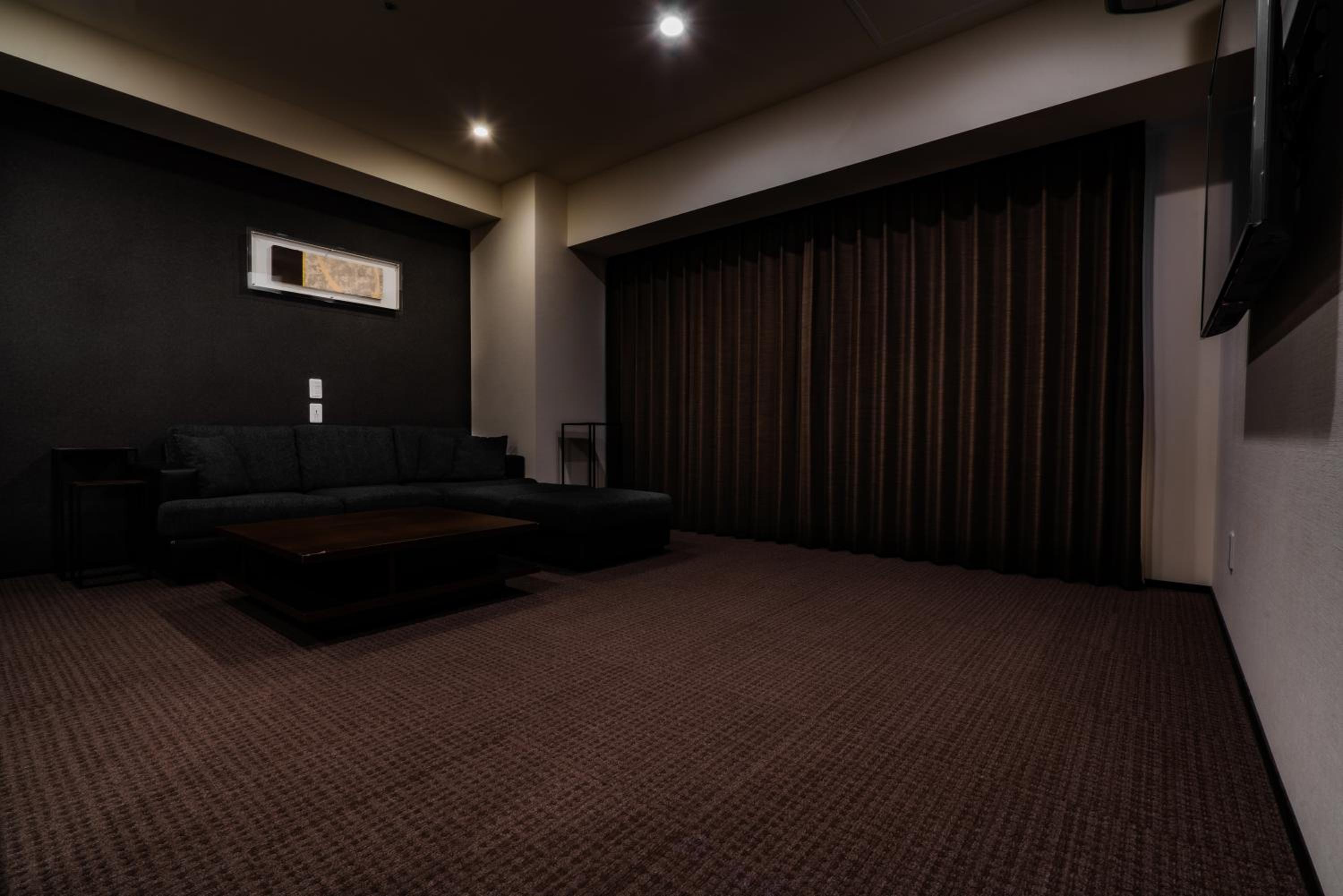 Deluxe Queen Suite - Photo 16