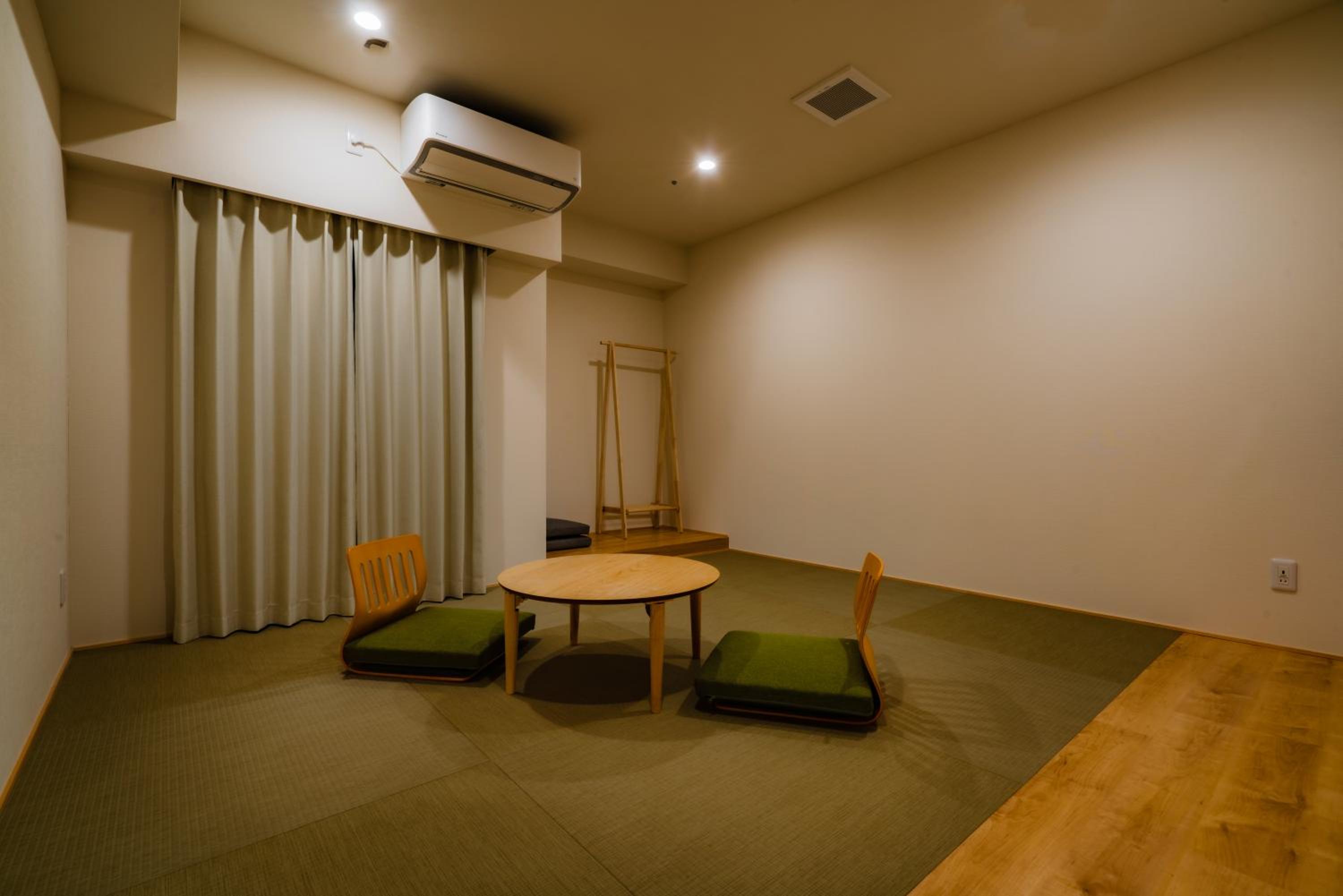 Deluxe Family Suite - Photo 16