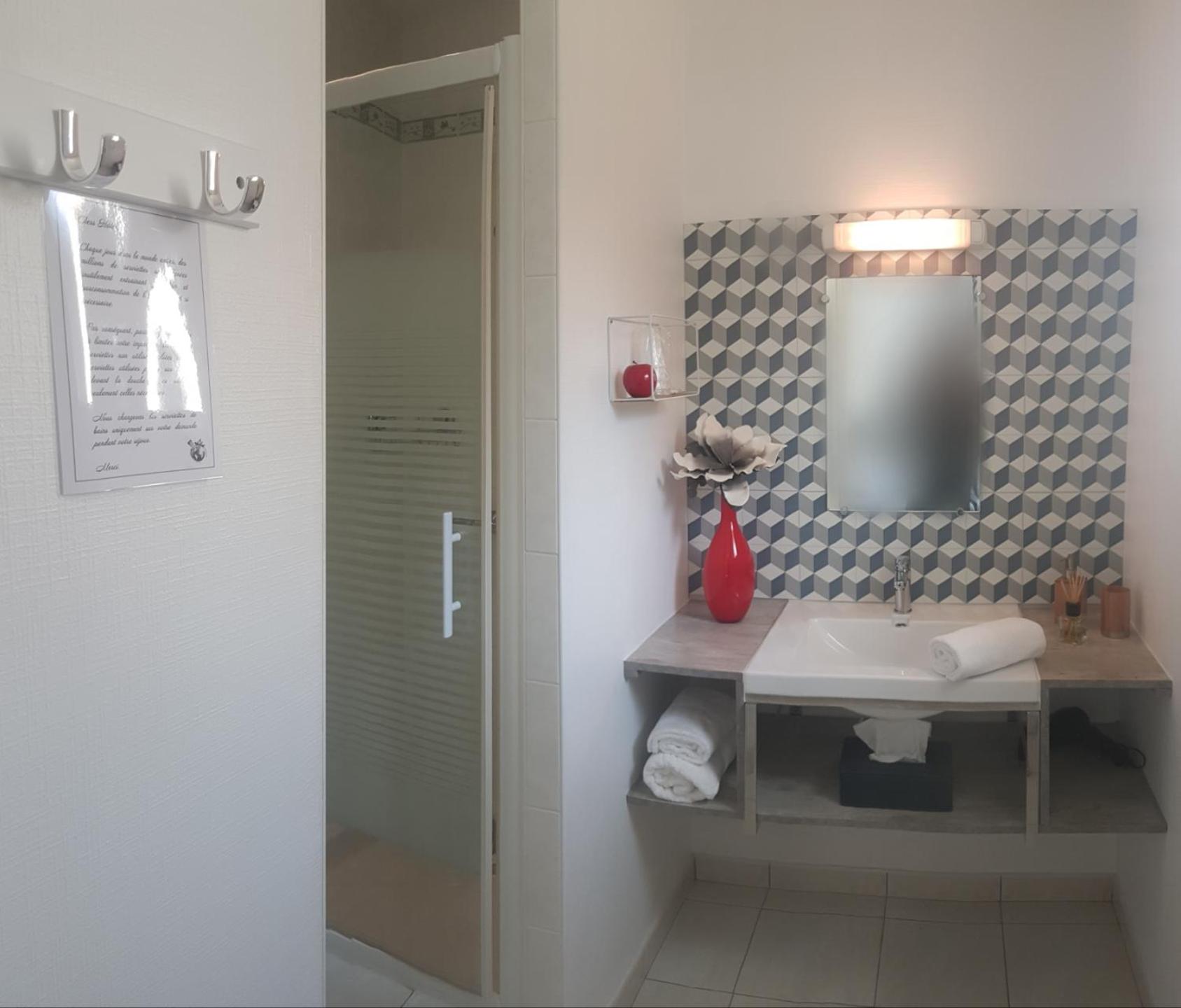 Family Room with Private Bathroom photo 2