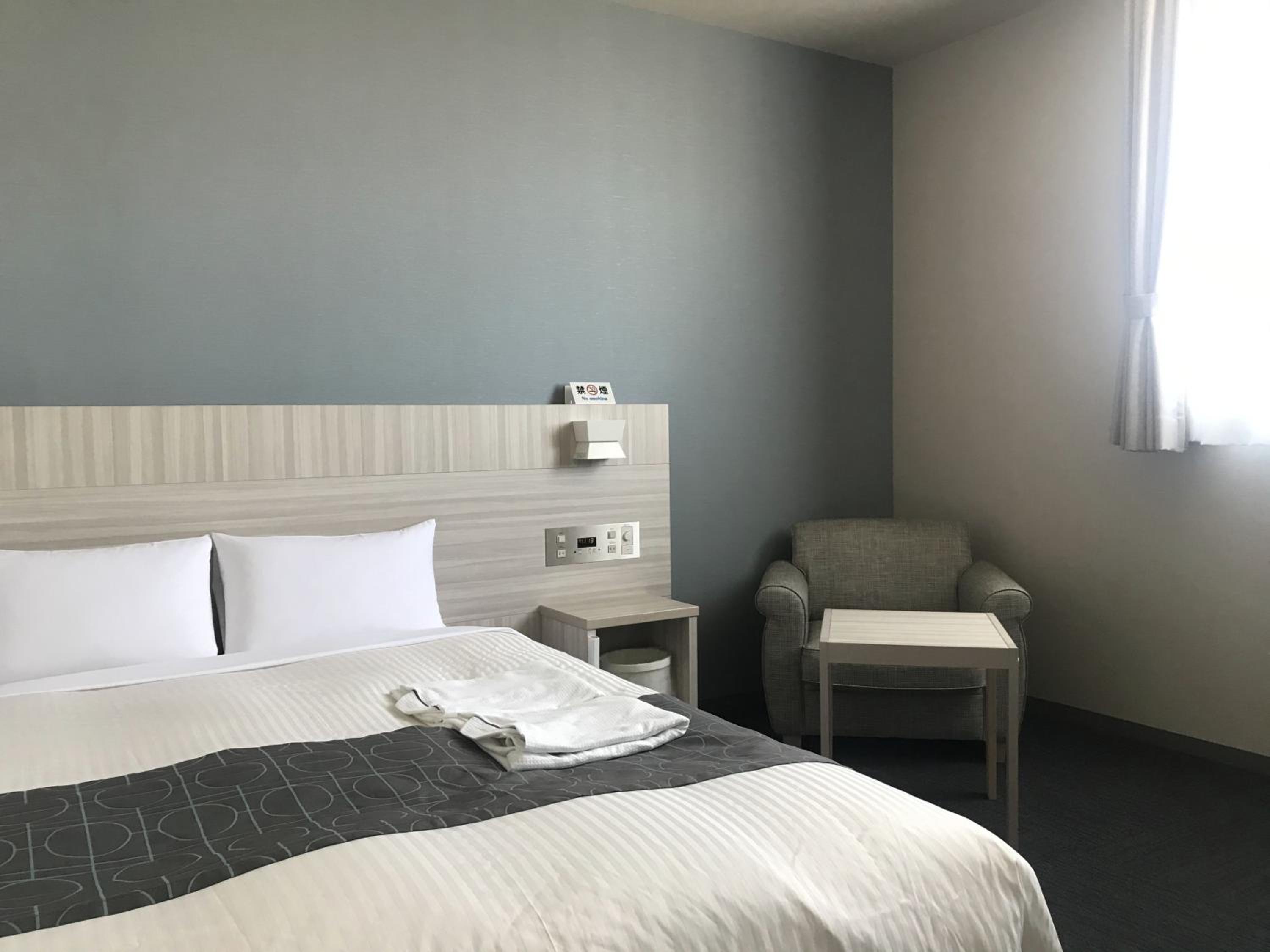 Double Room-Non-Smoking - Photo 10