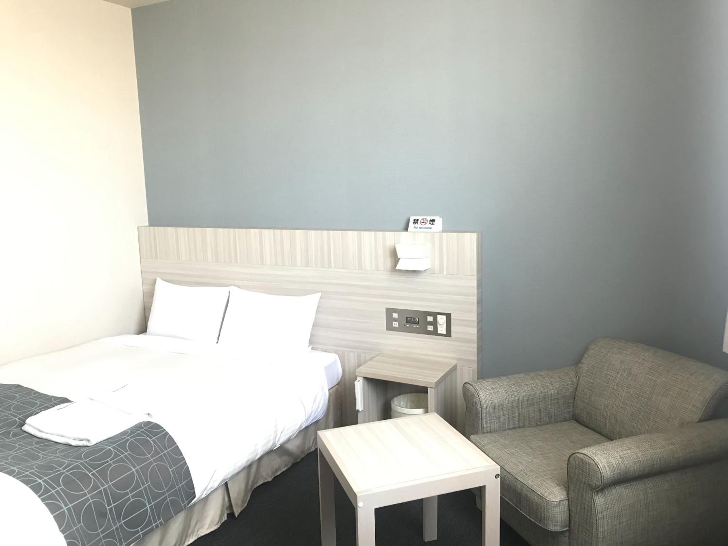 Double Room-Non-Smoking - Photo 9