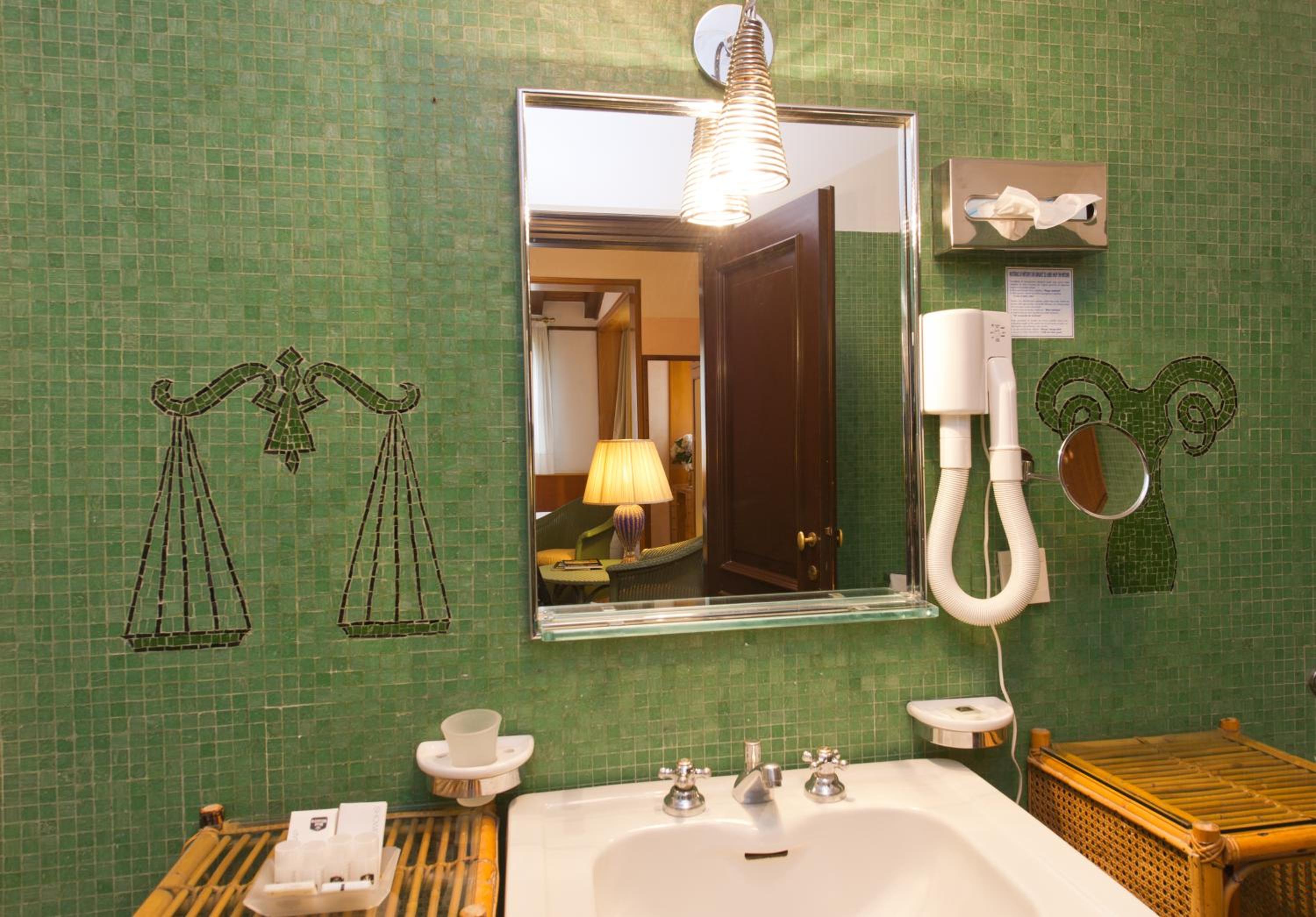 Family Room (4 Adults) - Photo 8